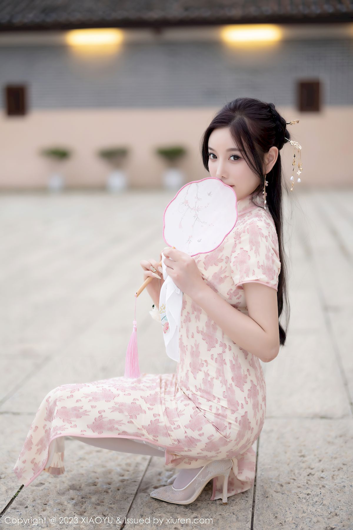 语画界性感女神杨晨晨Yome浅色旗袍服饰搭配白色丝袜写真