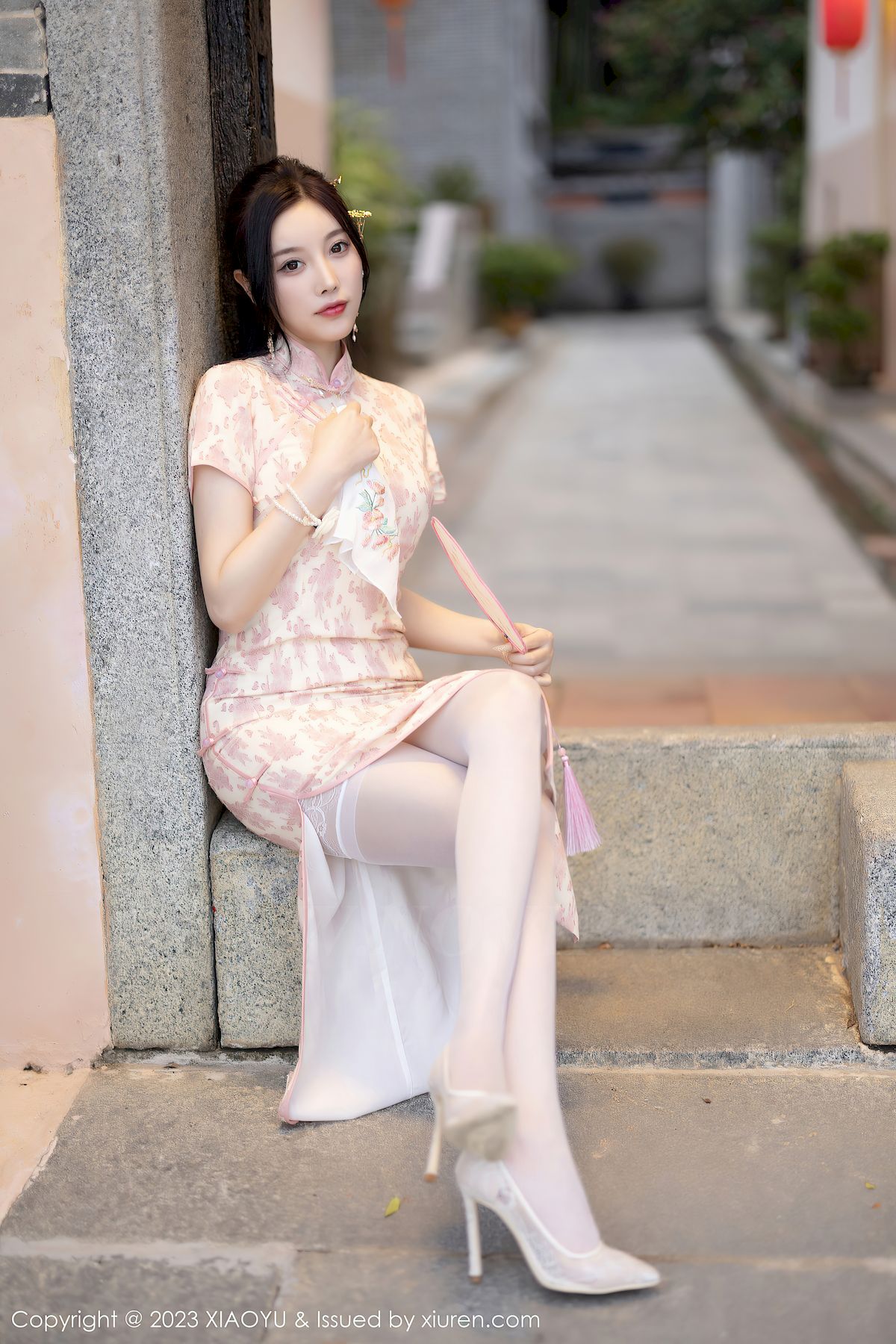 语画界性感女神杨晨晨Yome浅色旗袍服饰搭配白色丝袜写真