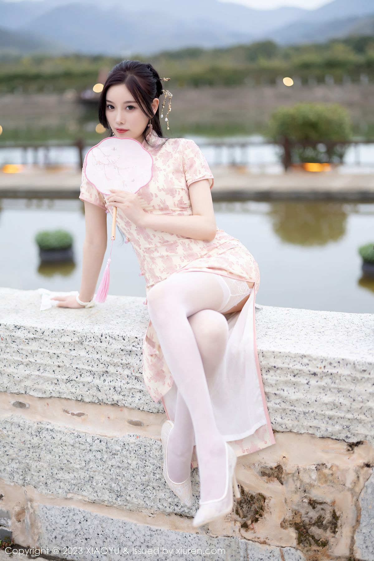 语画界性感女神杨晨晨Yome浅色旗袍服饰搭配白色丝袜写真