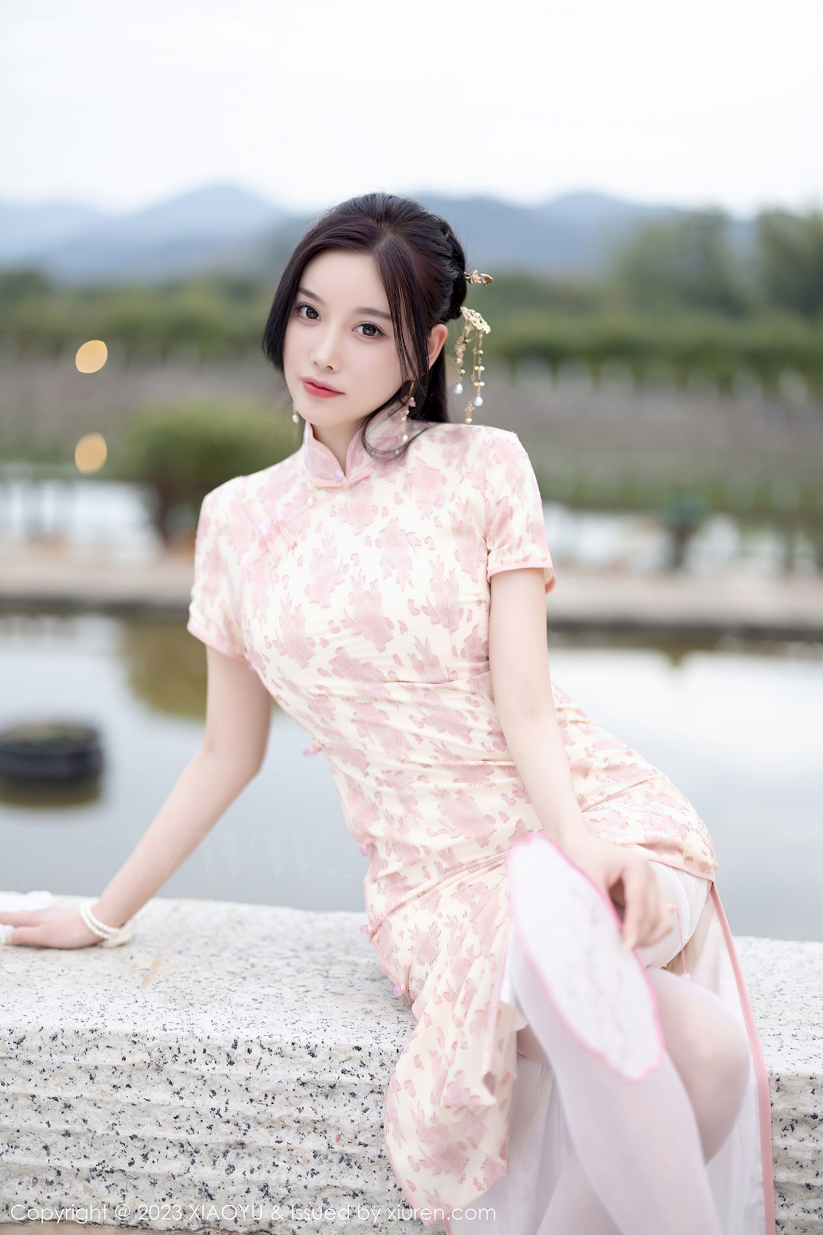 语画界性感女神杨晨晨Yome浅色旗袍服饰搭配白色丝袜写真