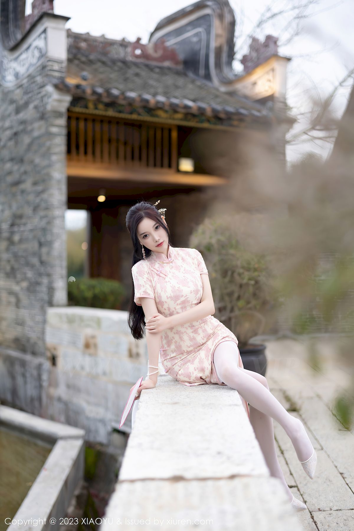 语画界性感女神杨晨晨Yome浅色旗袍服饰搭配白色丝袜写真