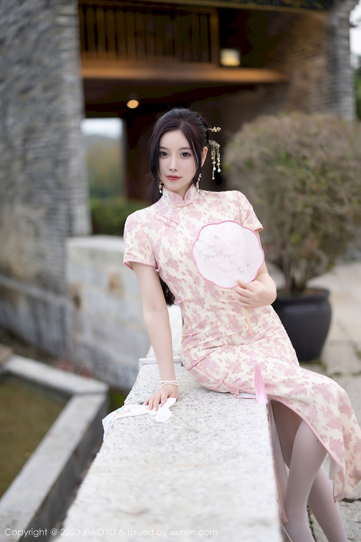 语画界性感女神杨晨晨Yome浅色旗袍服饰搭配白色丝袜写真