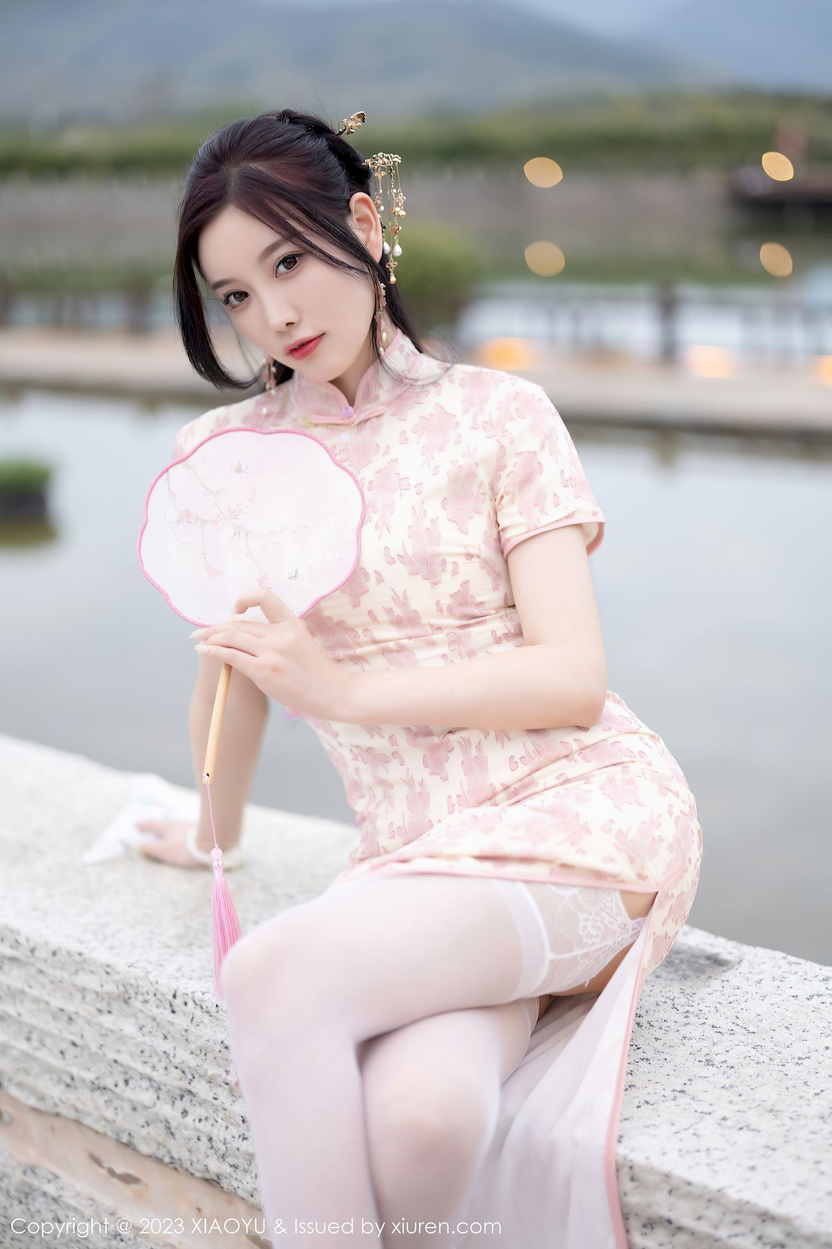 语画界性感女神杨晨晨Yome浅色旗袍服饰搭配白色丝袜写真