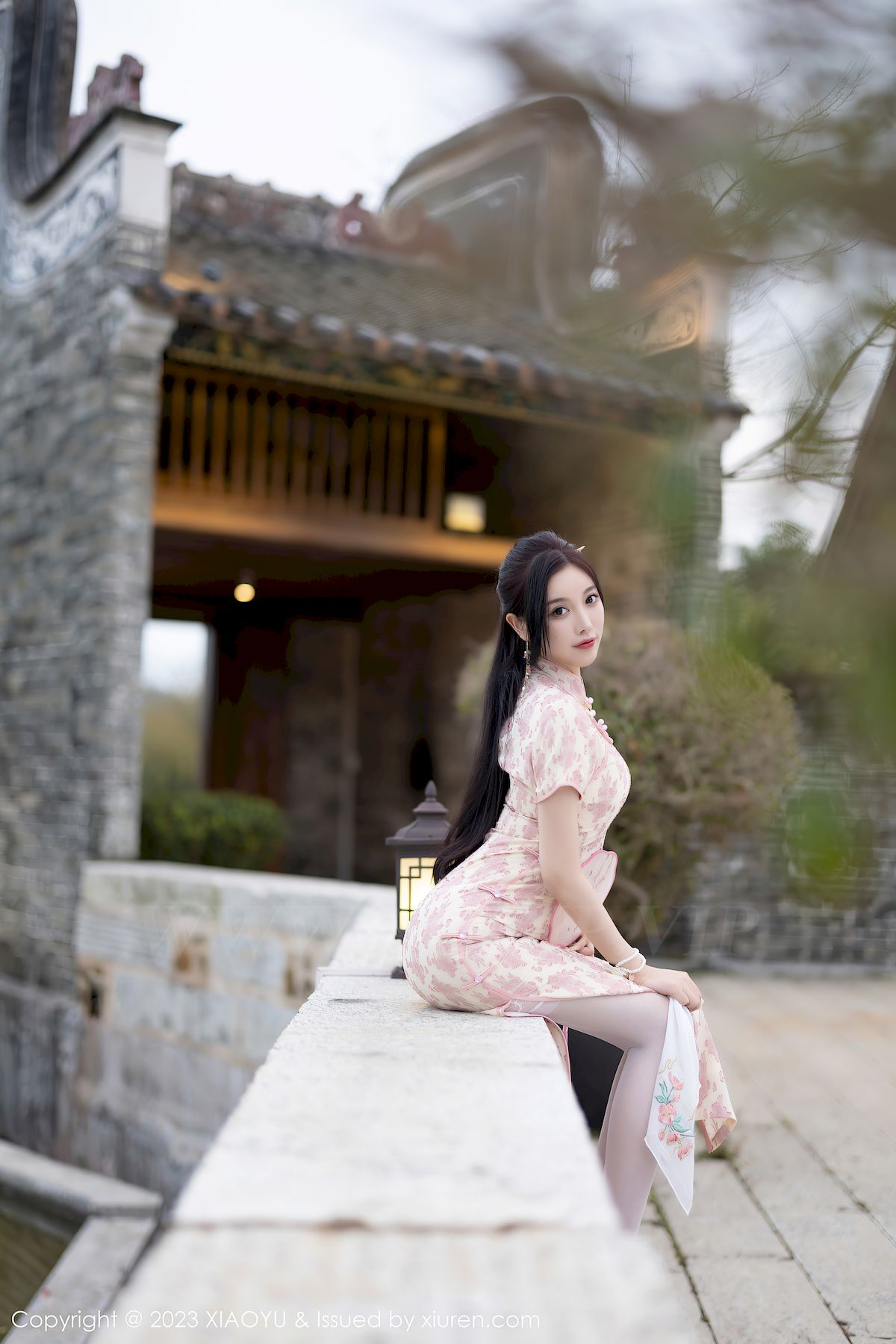 语画界性感女神杨晨晨Yome浅色旗袍服饰搭配白色丝袜写真