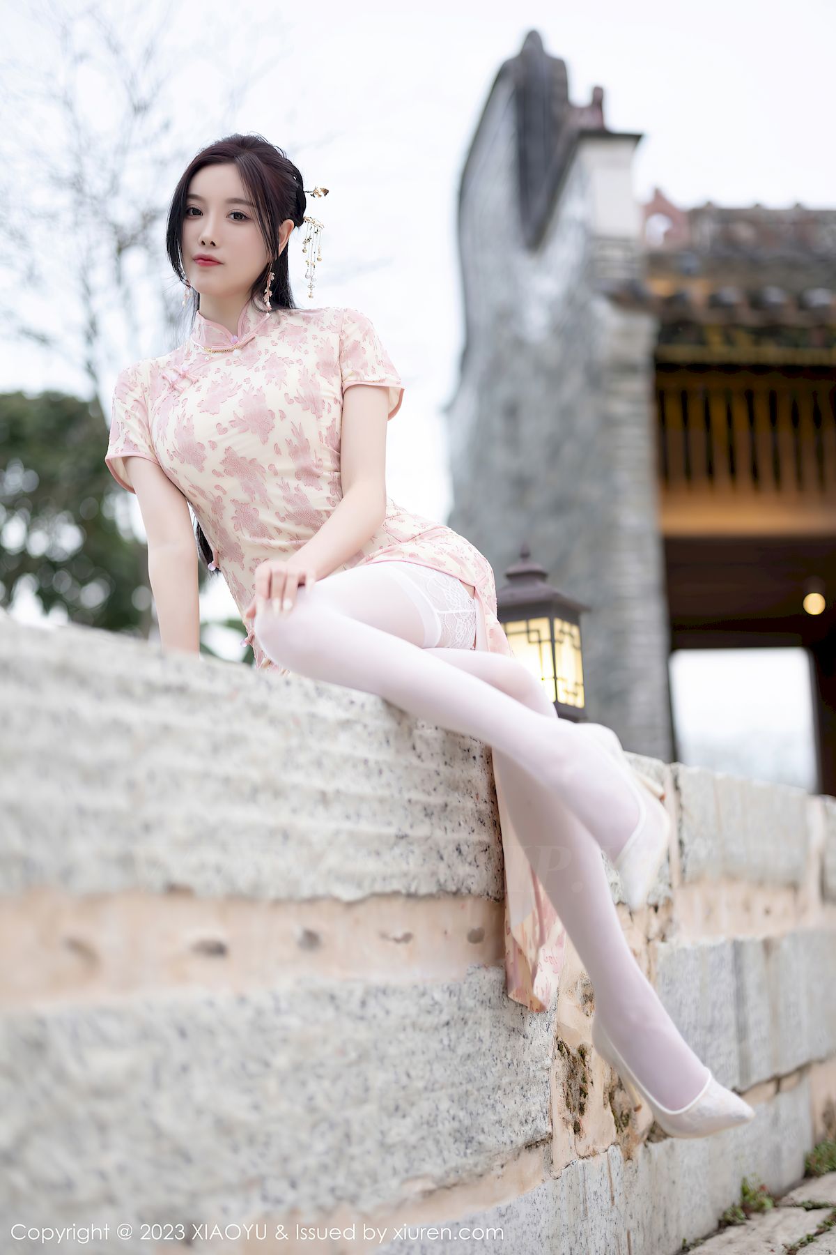 语画界性感女神杨晨晨Yome浅色旗袍服饰搭配白色丝袜写真