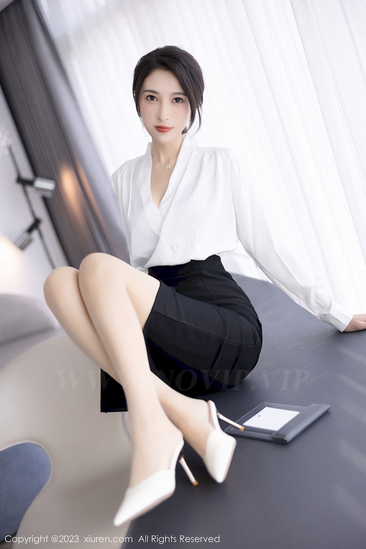 秀人网美女模特林乐一白色上衣搭配黑色短裙性感写真