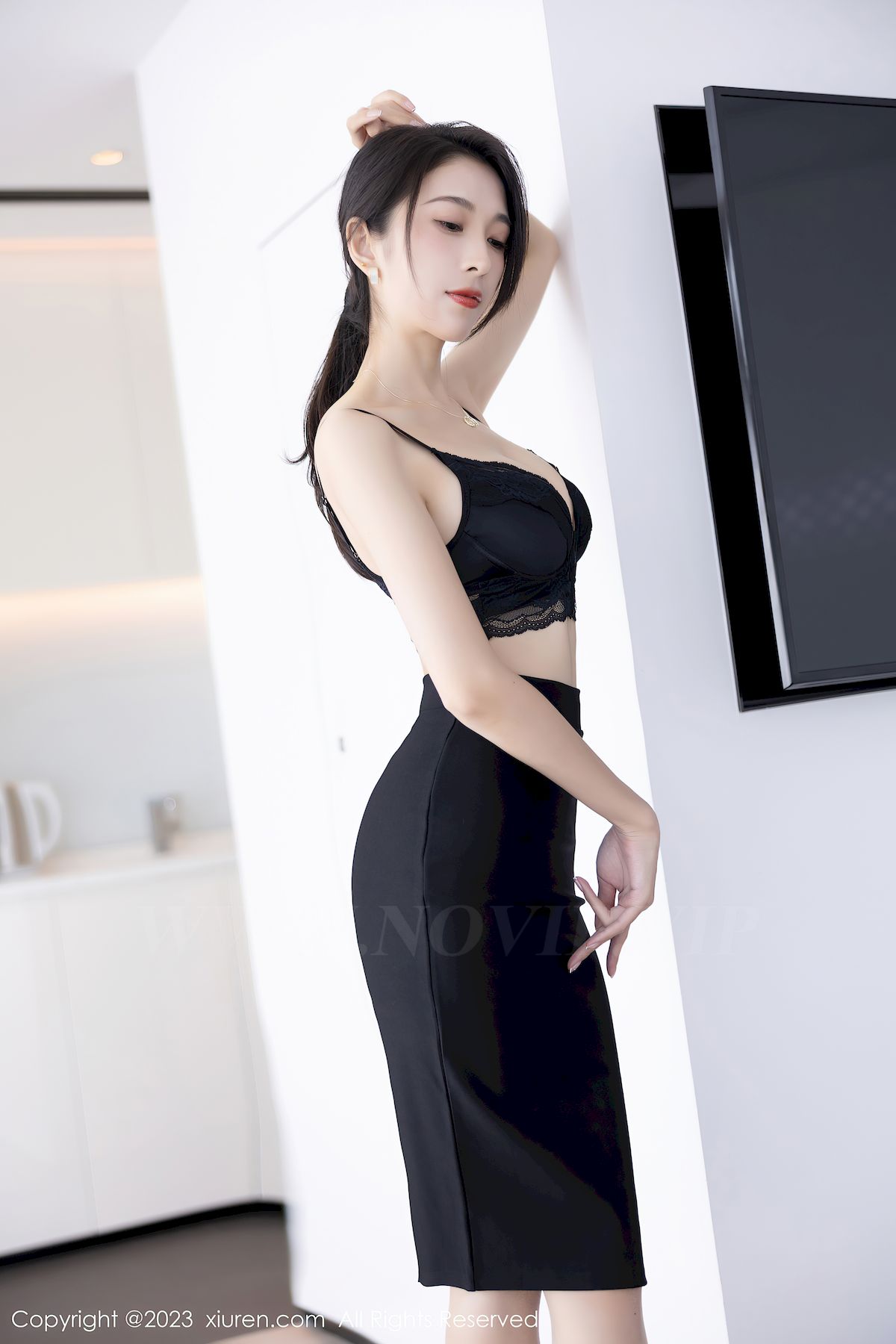 秀人网美女模特林乐一白色上衣搭配黑色短裙性感写真