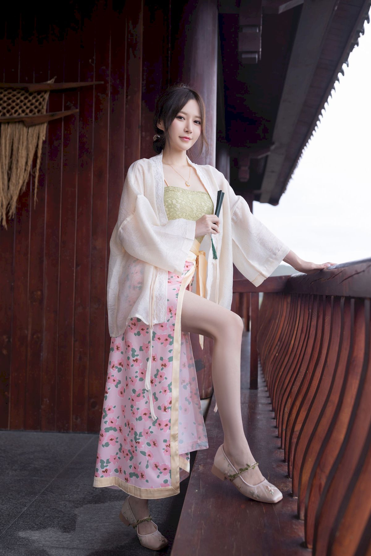 网络美女鱼子酱Fish紫色吊带长裙修长美腿居家私房写真