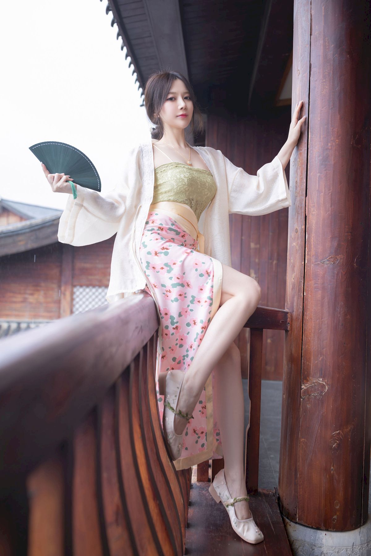 网络美女鱼子酱Fish紫色吊带长裙修长美腿居家私房写真