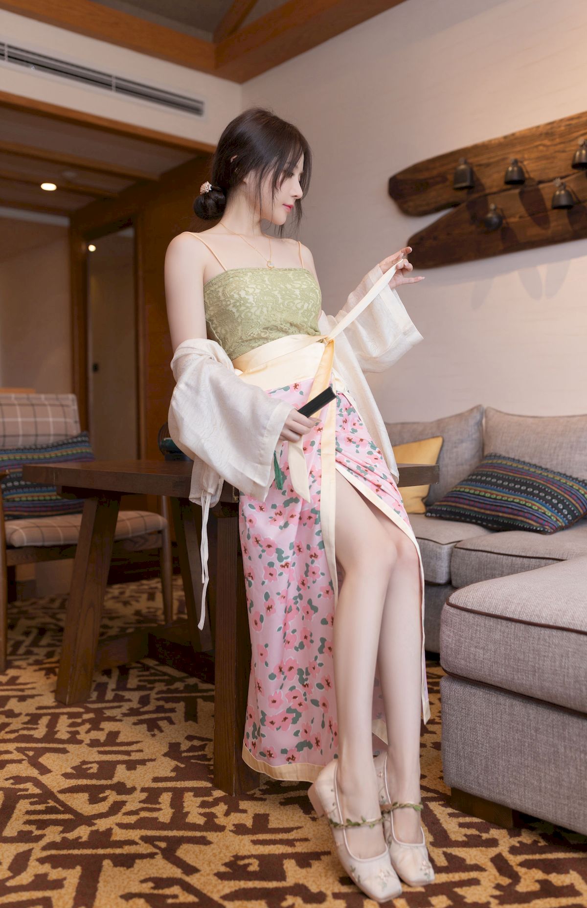 网络美女鱼子酱Fish紫色吊带长裙修长美腿居家私房写真