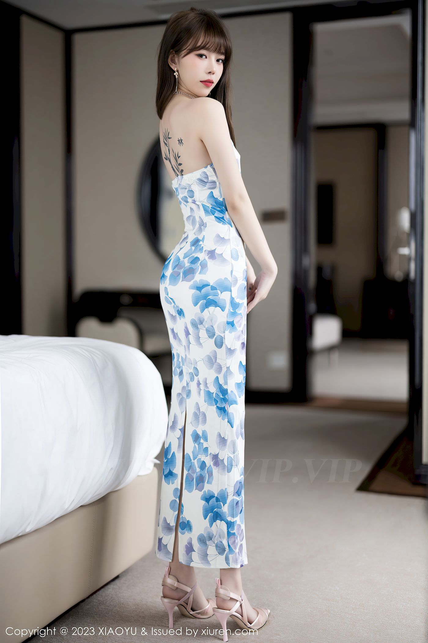 语画界美女模特小奶瓶呜呜露肩连衣裙极致美腿性感写真