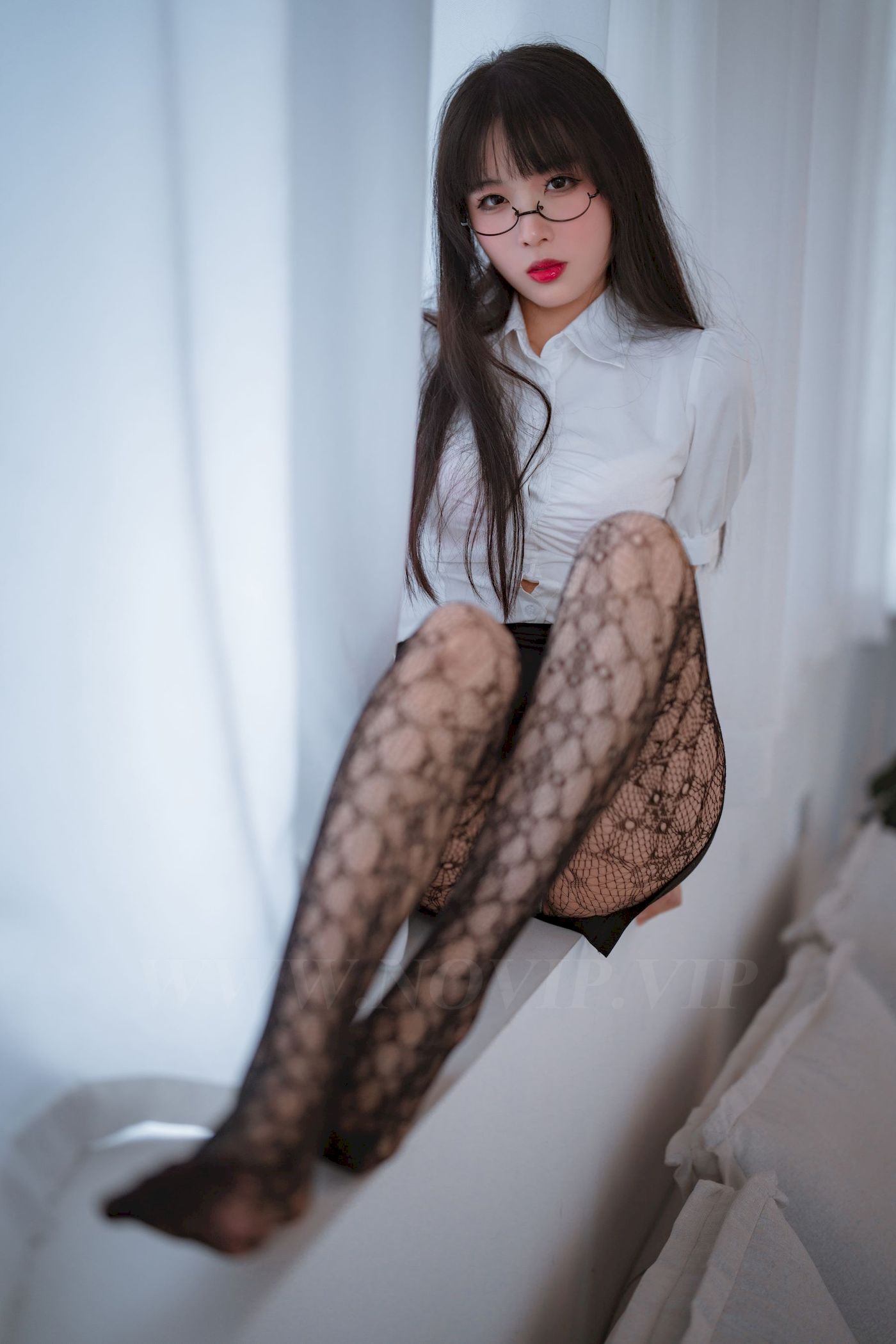 长发美女轩萧学姐白色上衣搭配黑丝网袜职场OL写真