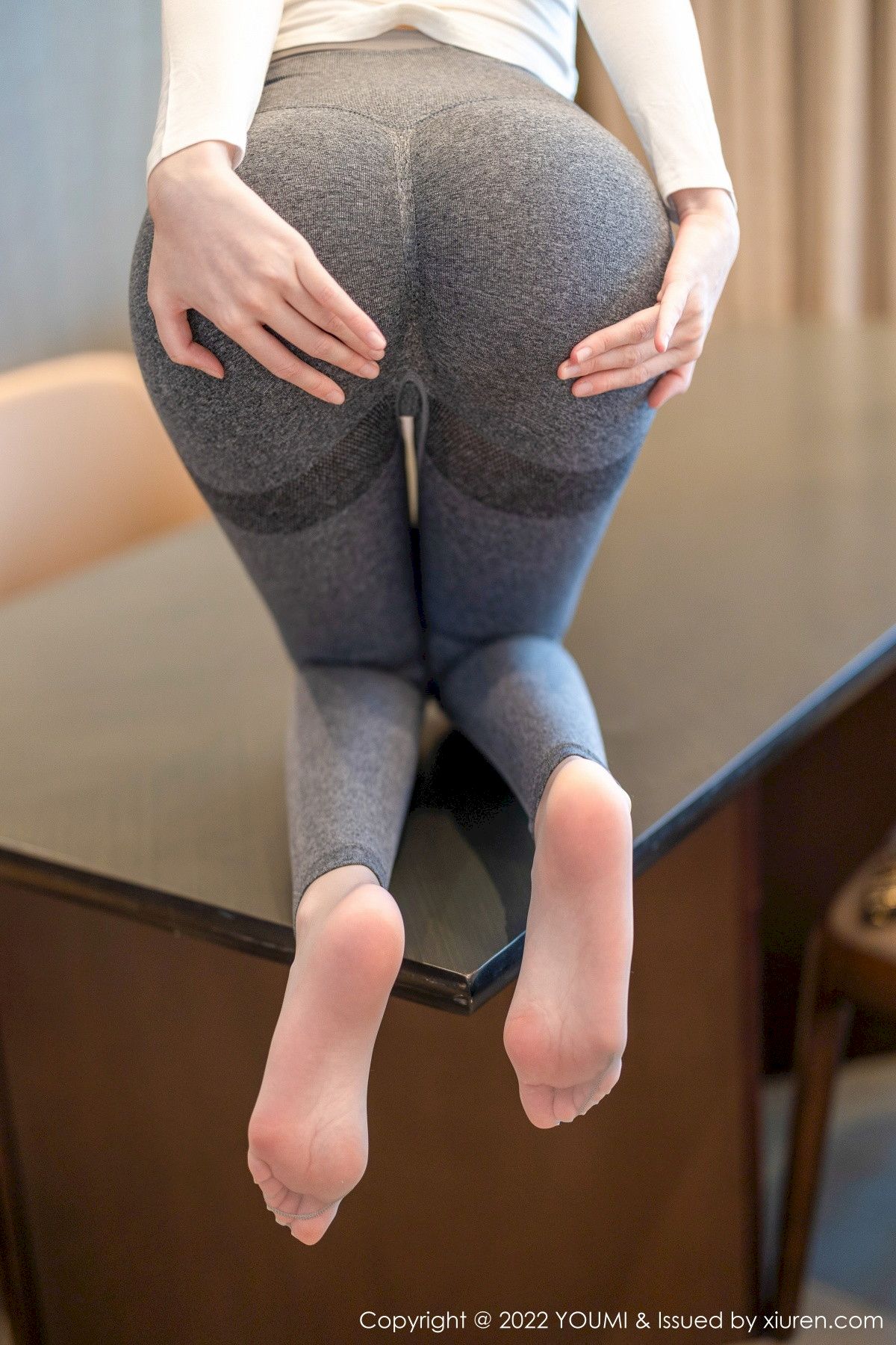 YouMi尤蜜荟模特逗逗DouDou白色上衣灰色运动裤十月心愿旅拍