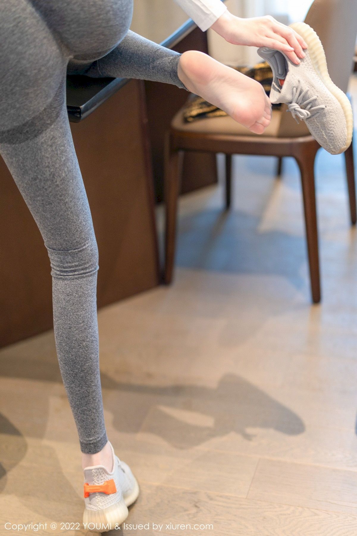 YouMi尤蜜荟模特逗逗DouDou白色上衣灰色运动裤十月心愿旅拍