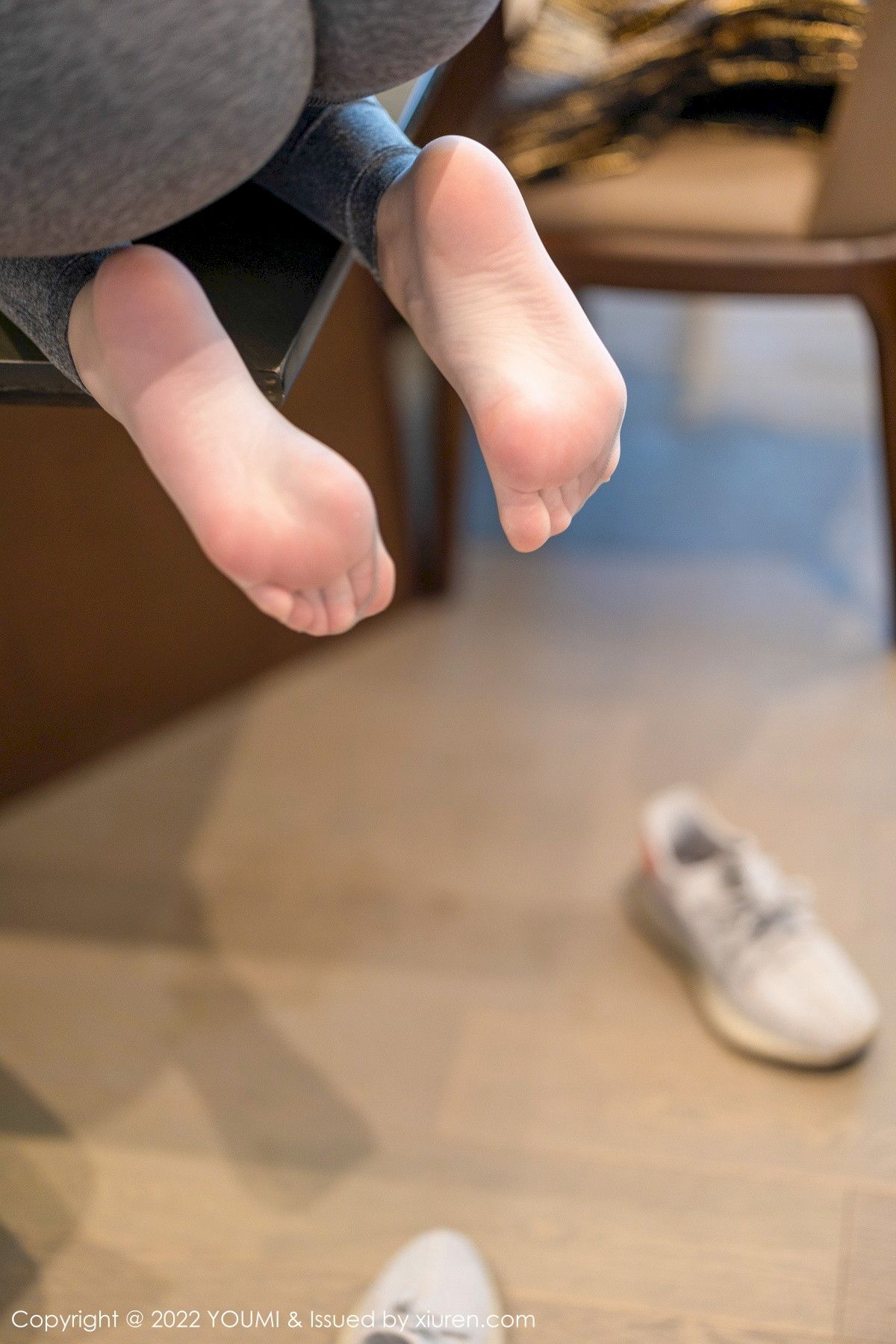 YouMi尤蜜荟模特逗逗DouDou白色上衣灰色运动裤十月心愿旅拍