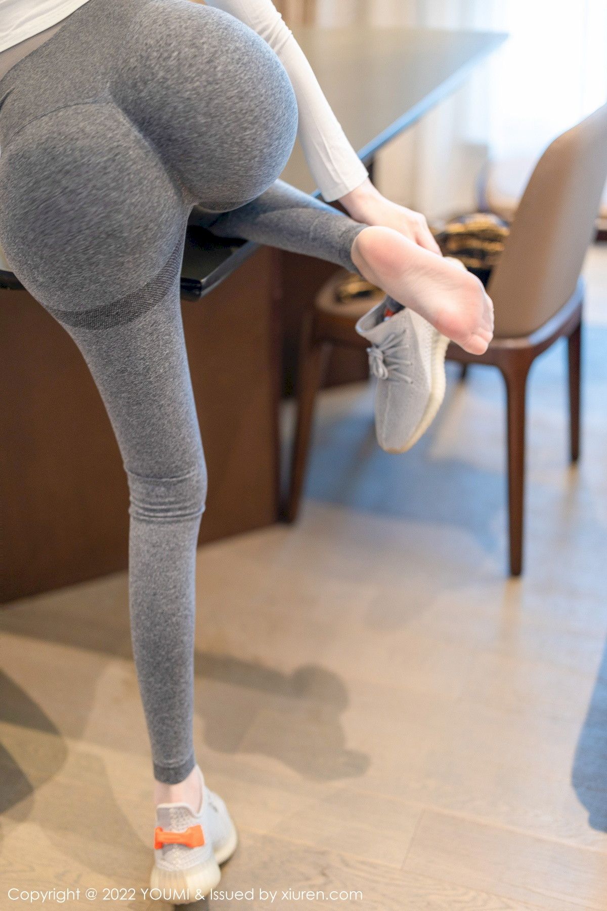 YouMi尤蜜荟模特逗逗DouDou白色上衣灰色运动裤十月心愿旅拍