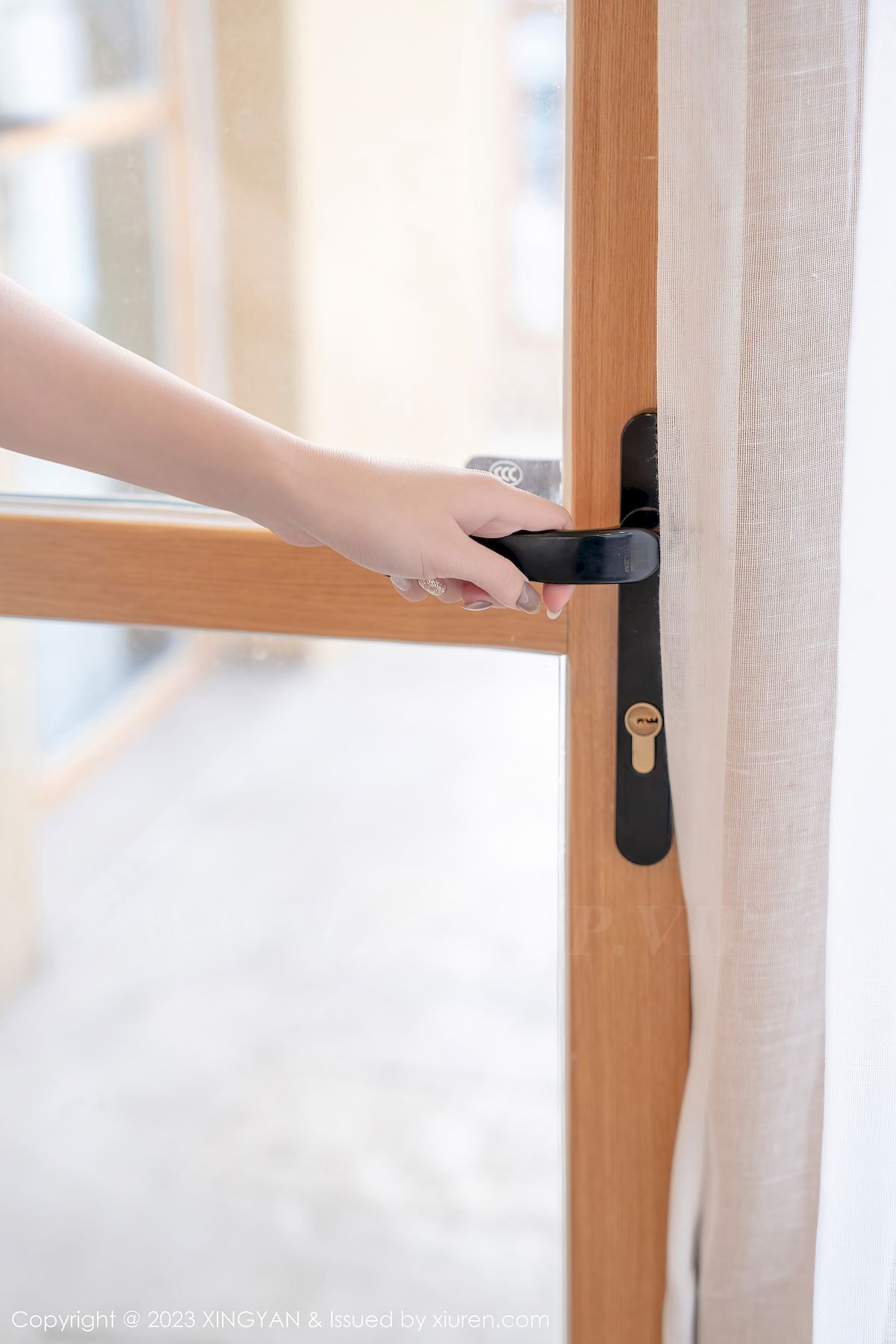 星颜社性感女神王雨纯短款上衣搭配淡蓝格子短裙写真