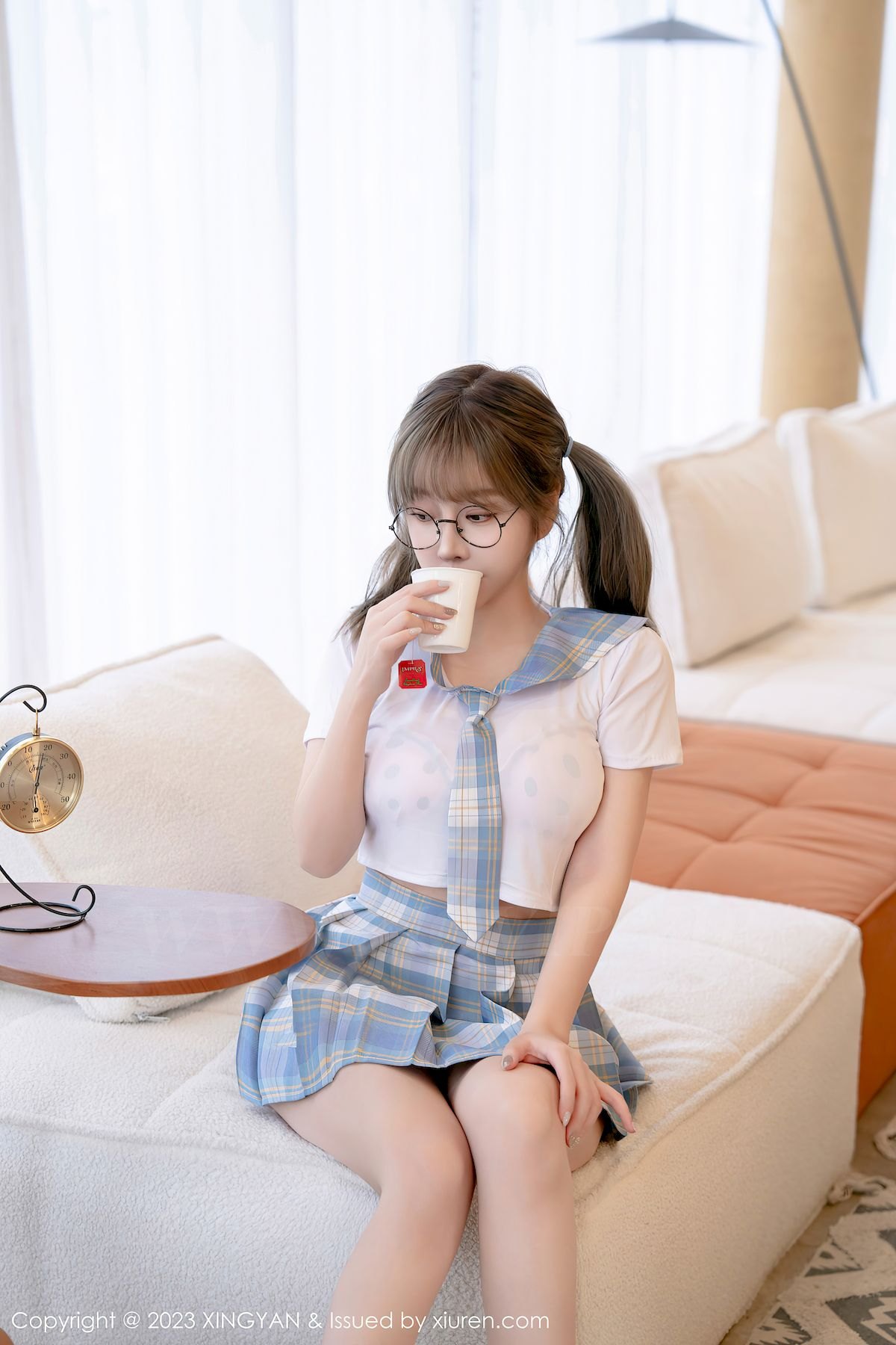 星颜社性感女神王雨纯短款上衣搭配淡蓝格子短裙写真