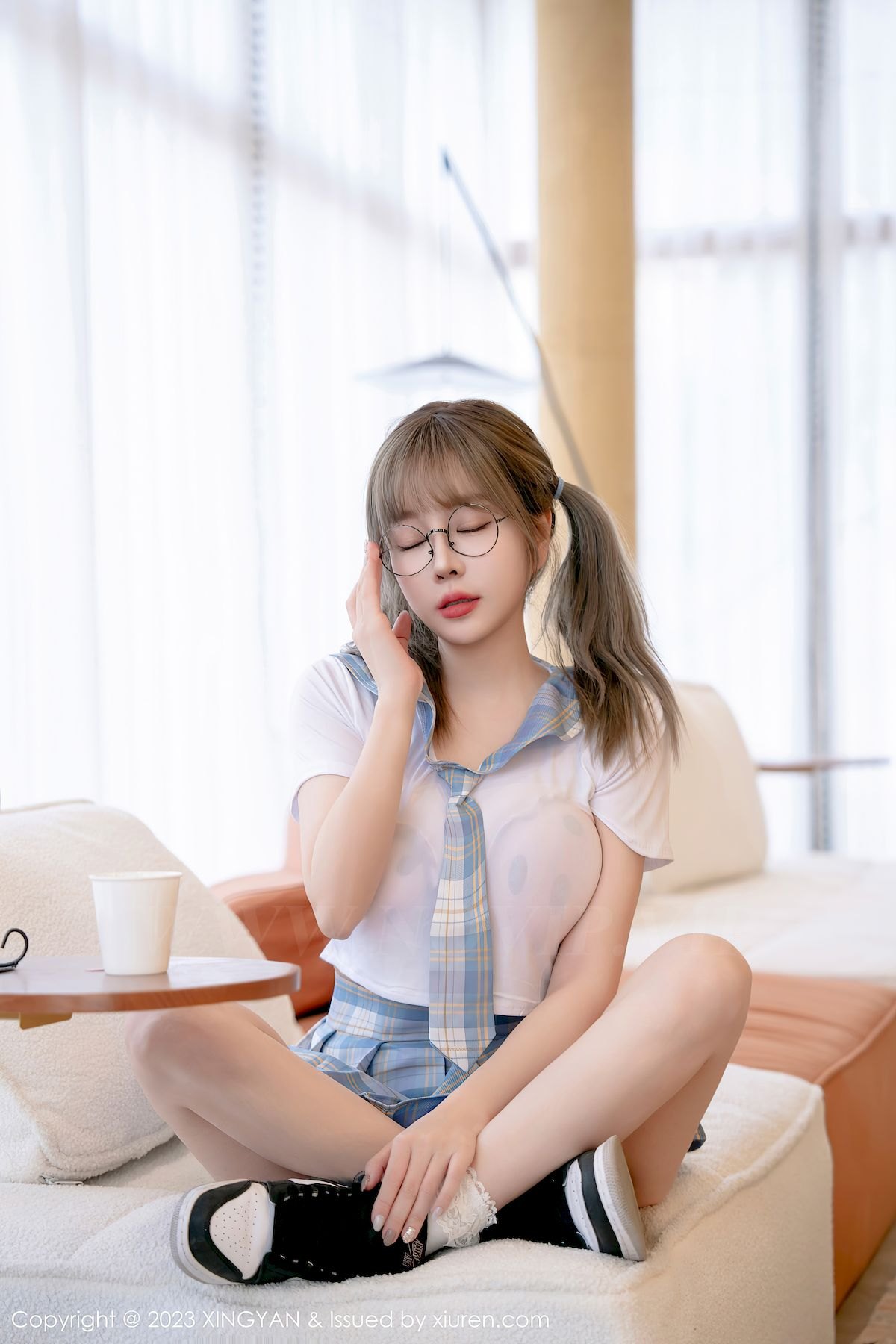 星颜社性感女神王雨纯短款上衣搭配淡蓝格子短裙写真