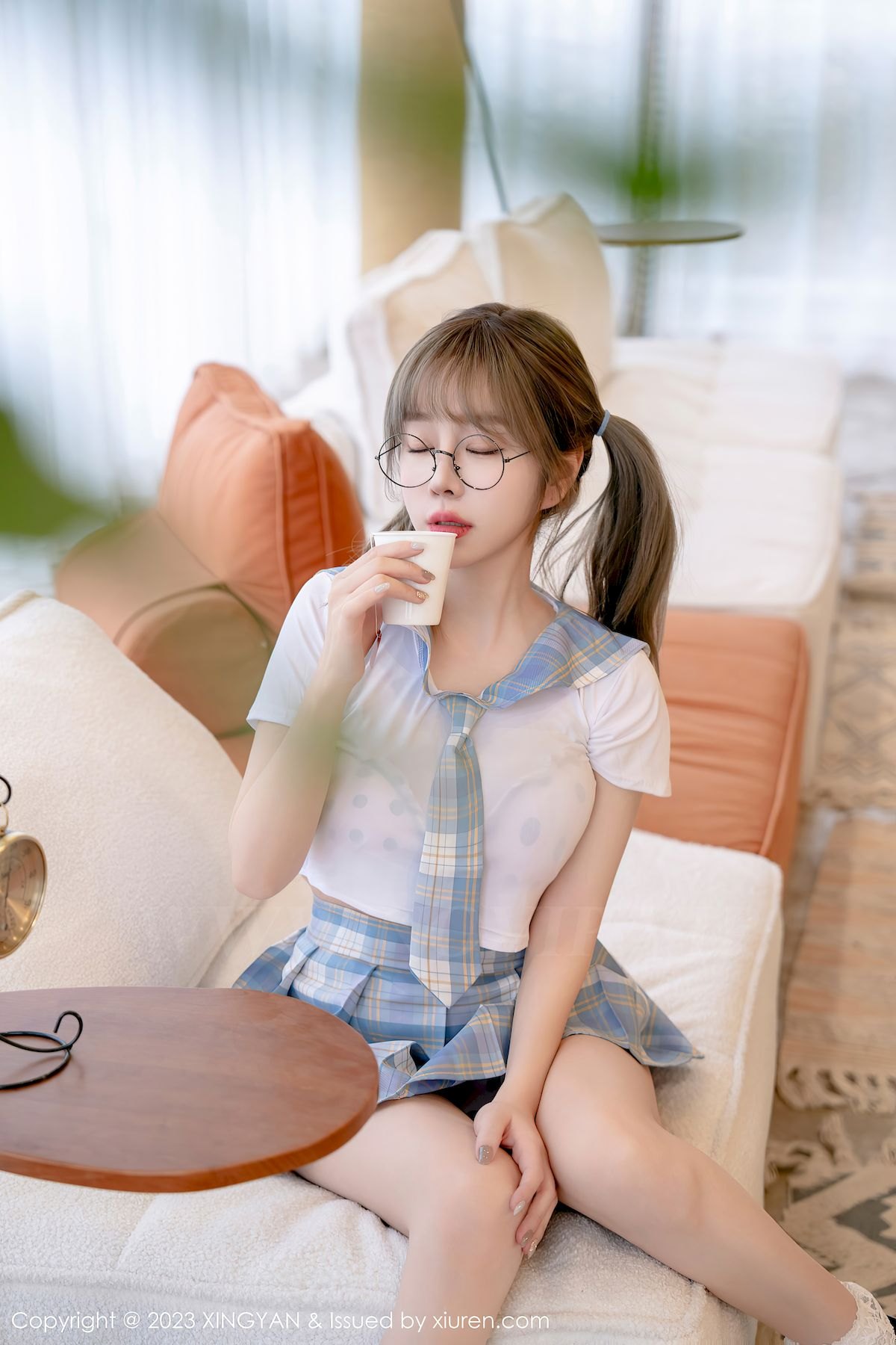 星颜社性感女神王雨纯短款上衣搭配淡蓝格子短裙写真