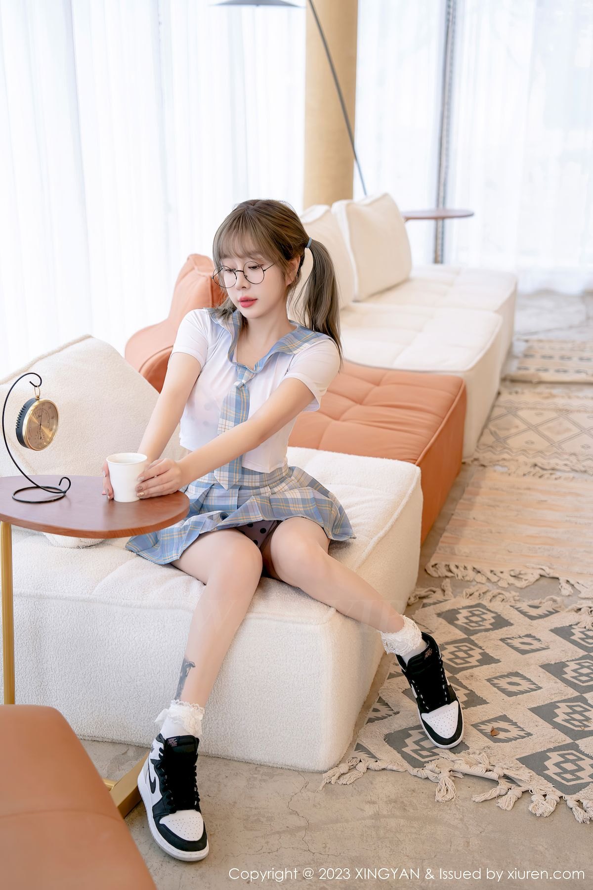 星颜社性感女神王雨纯短款上衣搭配淡蓝格子短裙写真