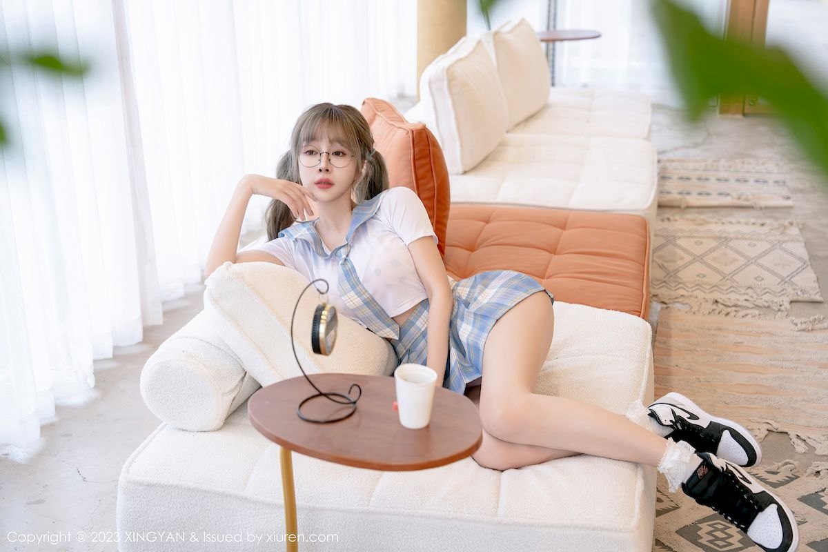 星颜社性感女神王雨纯短款上衣搭配淡蓝格子短裙写真