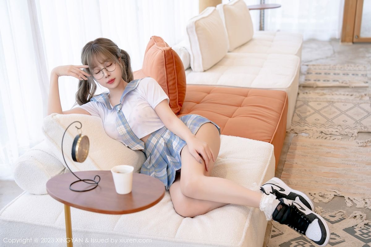 星颜社性感女神王雨纯短款上衣搭配淡蓝格子短裙写真