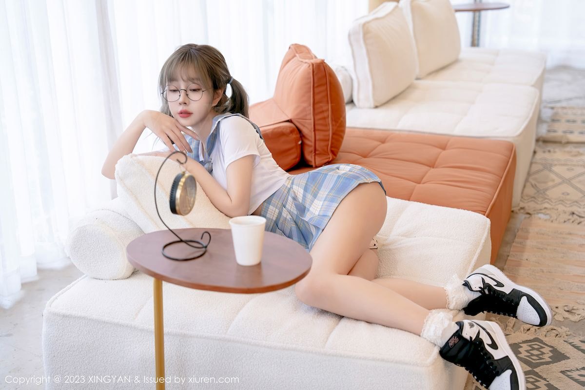 星颜社性感女神王雨纯短款上衣搭配淡蓝格子短裙写真