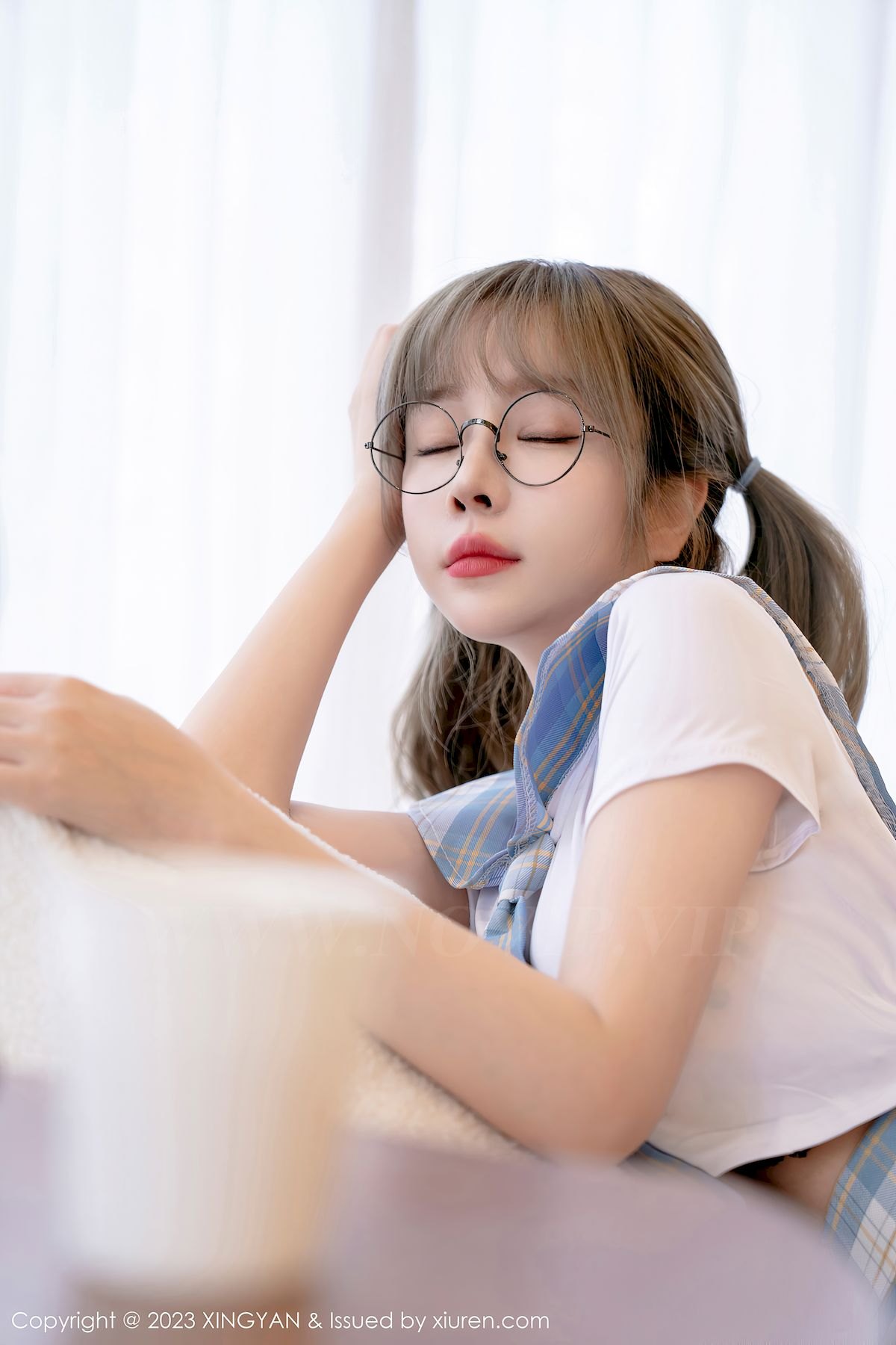 星颜社性感女神王雨纯短款上衣搭配淡蓝格子短裙写真