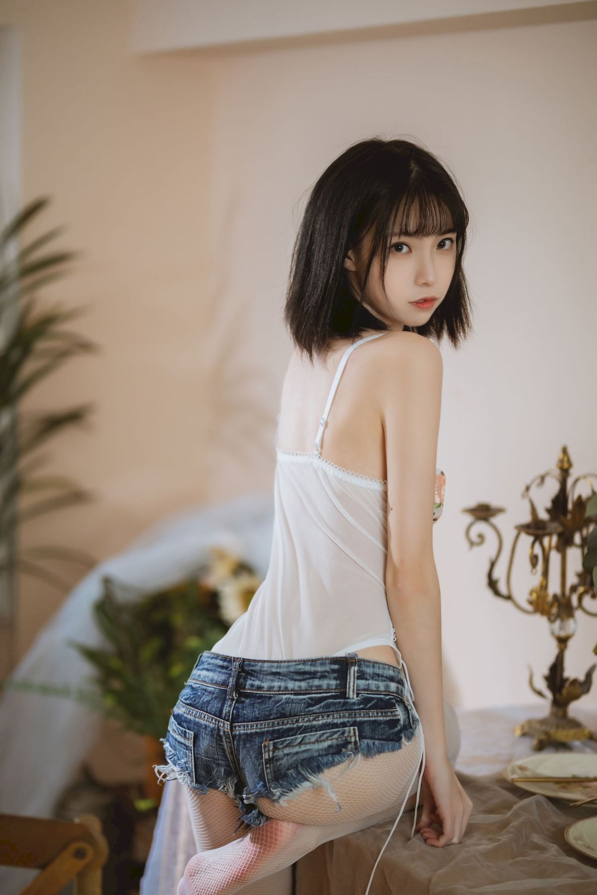 短发美女许岚LAN碎花半透上衣搭配牛仔短裤清凉写真