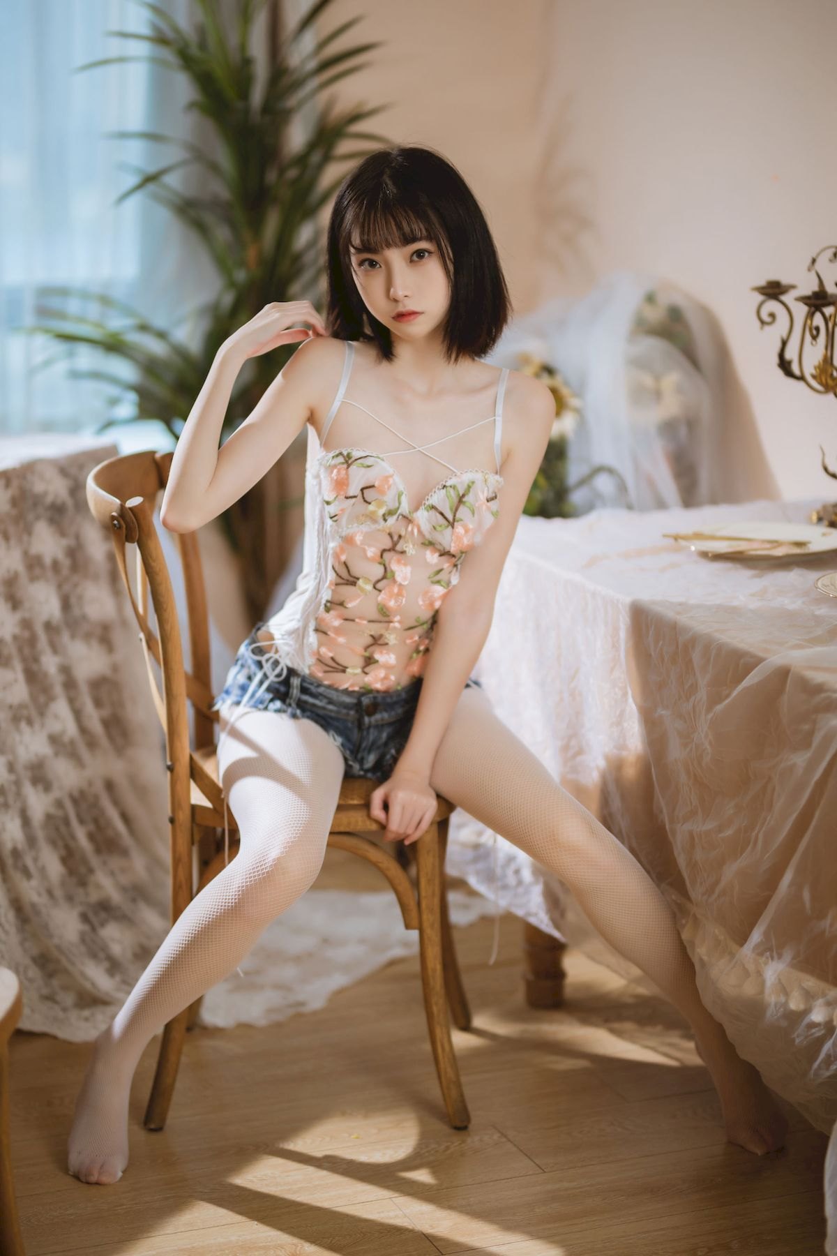 短发美女许岚LAN碎花半透上衣搭配牛仔短裤清凉写真