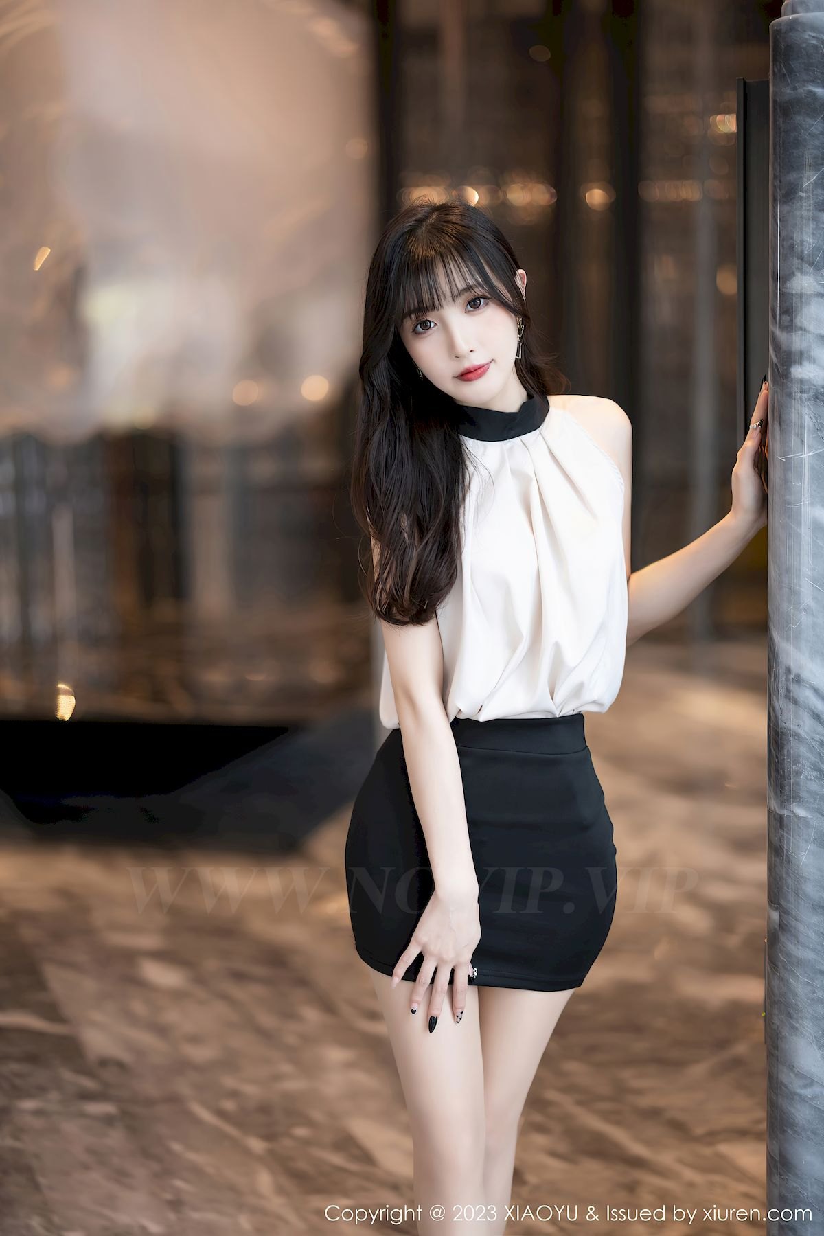 语画界美女模特林星阑浅色上衣搭配黑色短裙性感写真