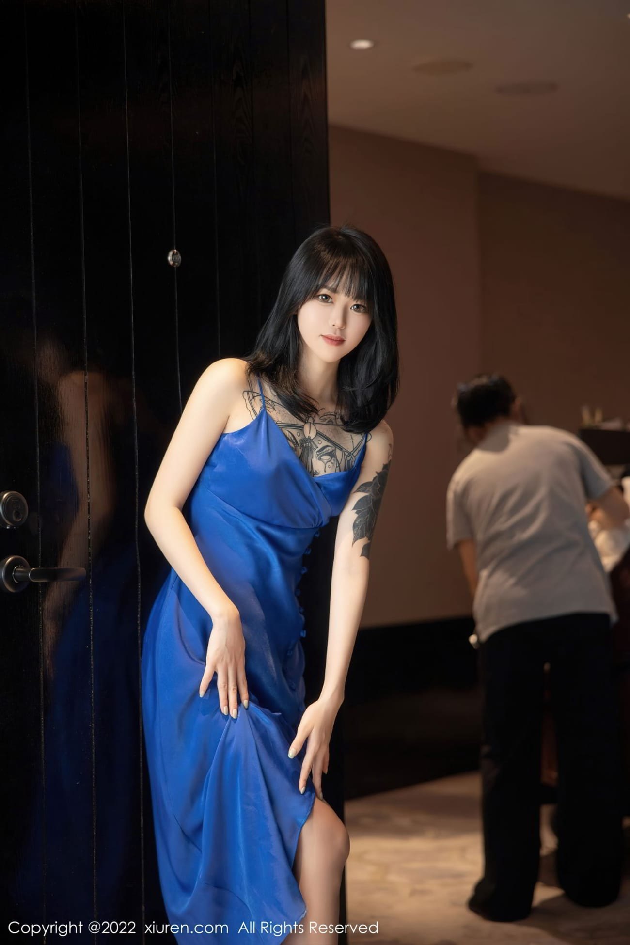 秀人网美女模特小奶瓶呜呜蓝色吊带裙灰色丝袜性感写真