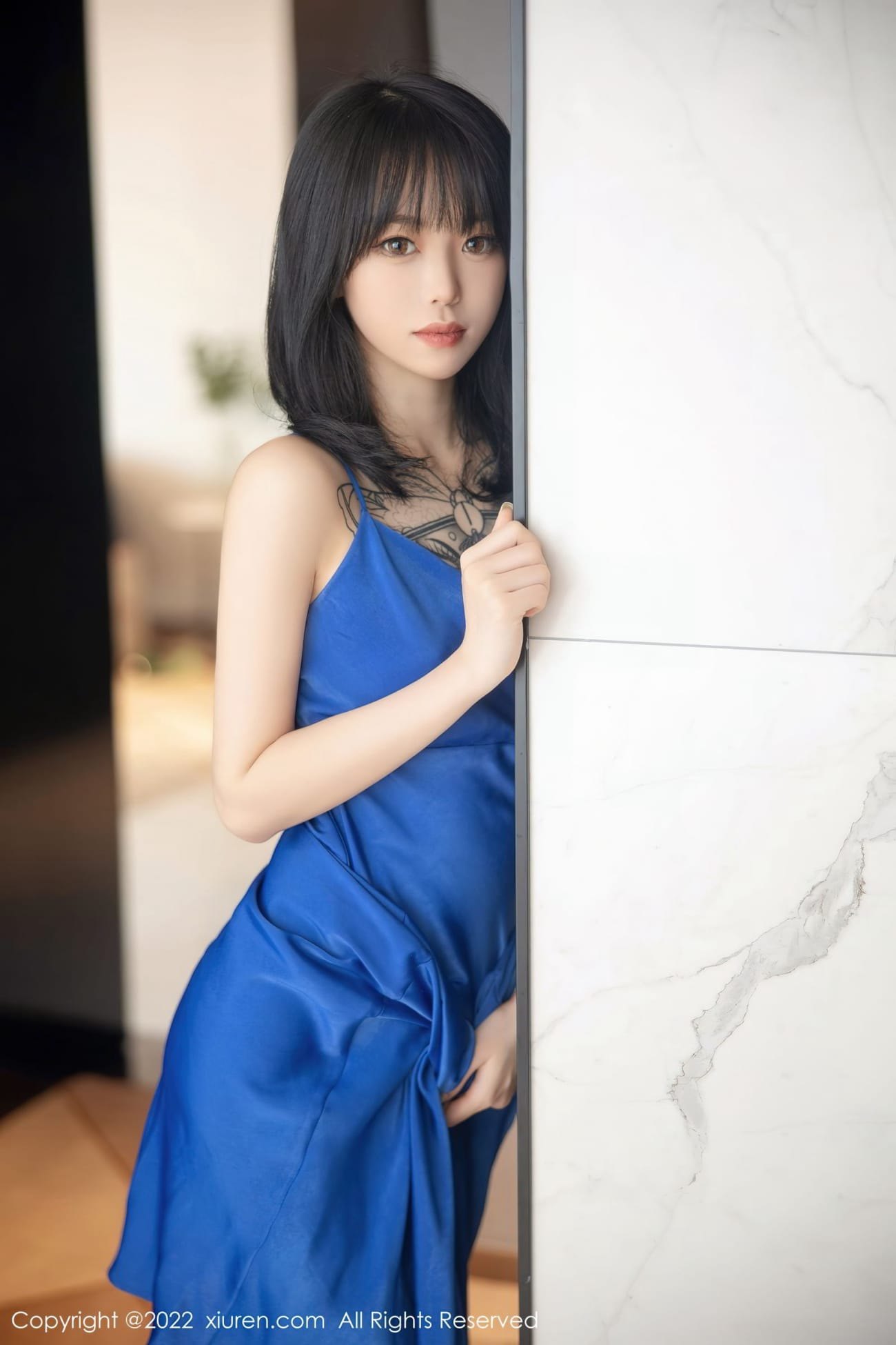 秀人网美女模特小奶瓶呜呜蓝色吊带裙灰色丝袜性感写真