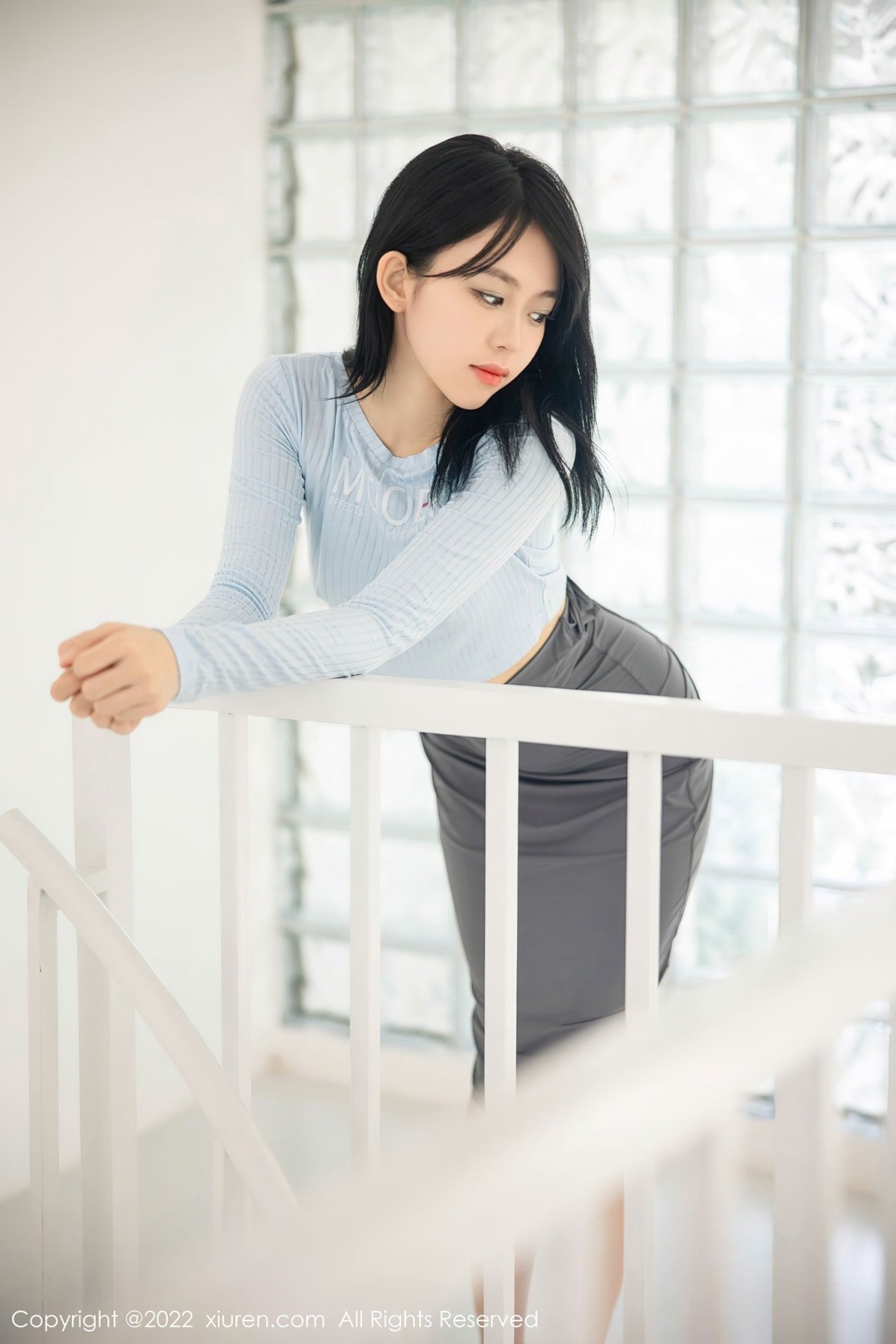 秀人网美女模特小奶瓶呜呜淡色上衣搭配灰色短裙大理旅拍