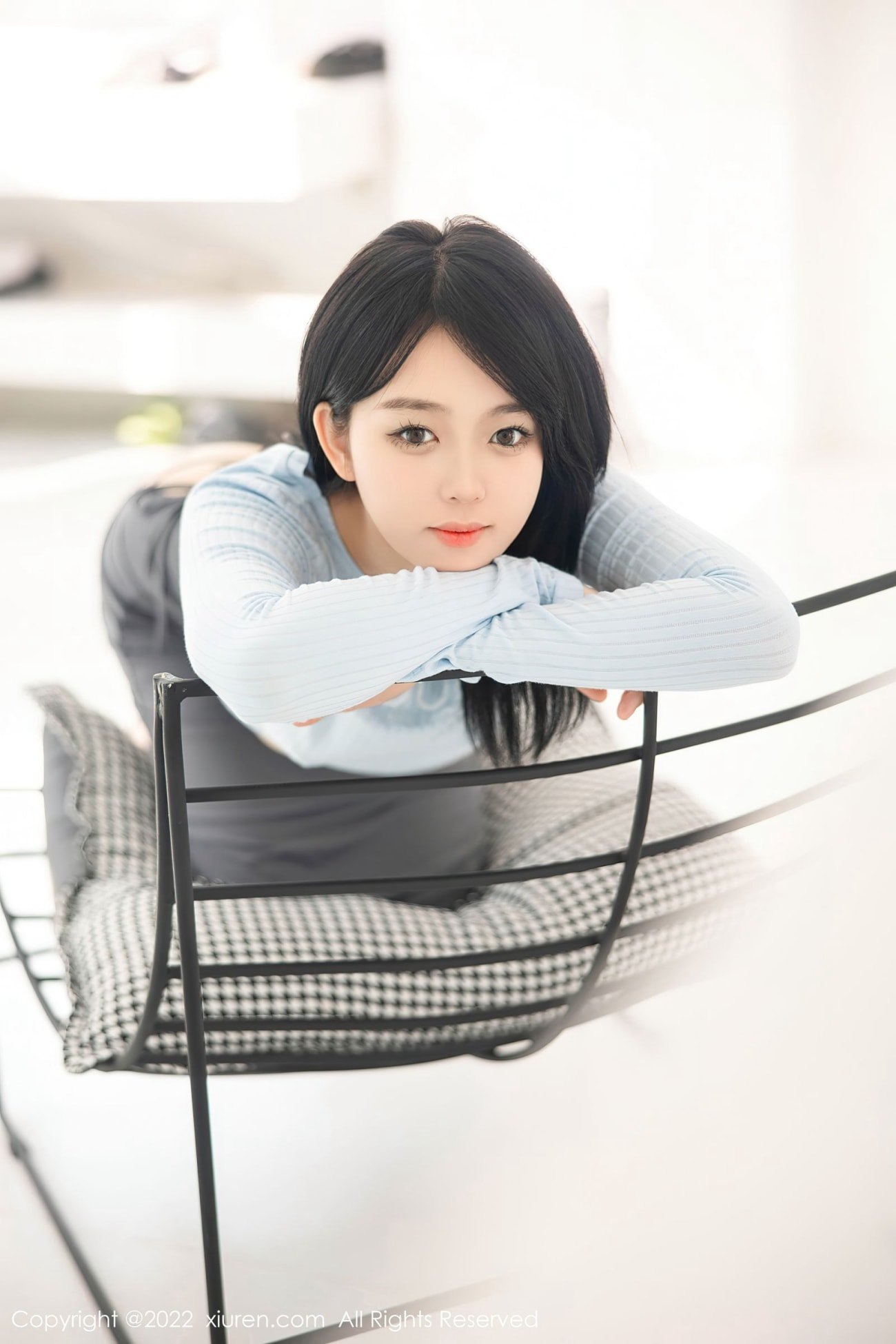 秀人网美女模特小奶瓶呜呜淡色上衣搭配灰色短裙大理旅拍