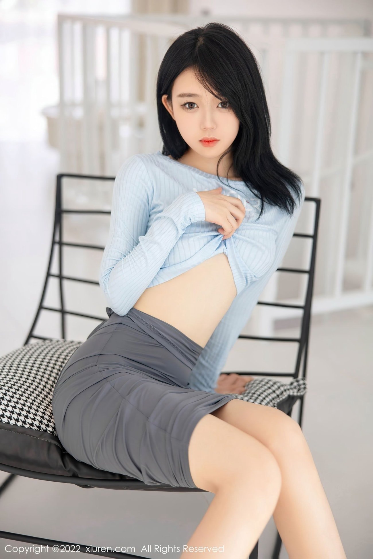 秀人网美女模特小奶瓶呜呜淡色上衣搭配灰色短裙大理旅拍