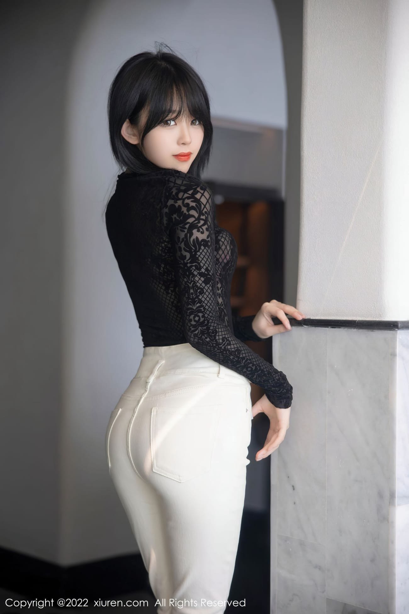 秀人网美女模特小奶瓶呜呜网纱轻透上衣搭配白色长裤写真