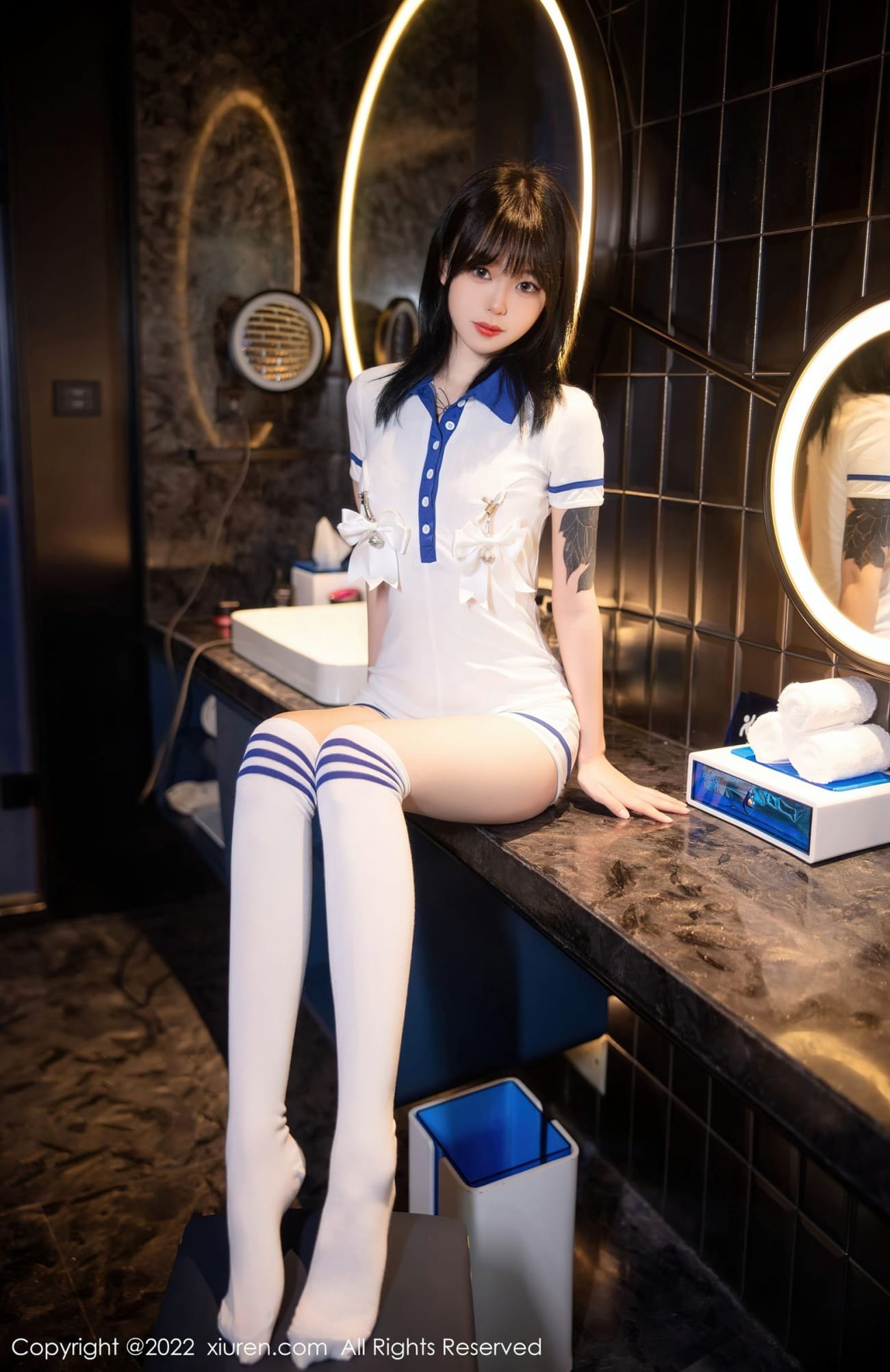 秀人网美女模特小奶瓶呜呜白色水手服饰搭配白色长袜写真