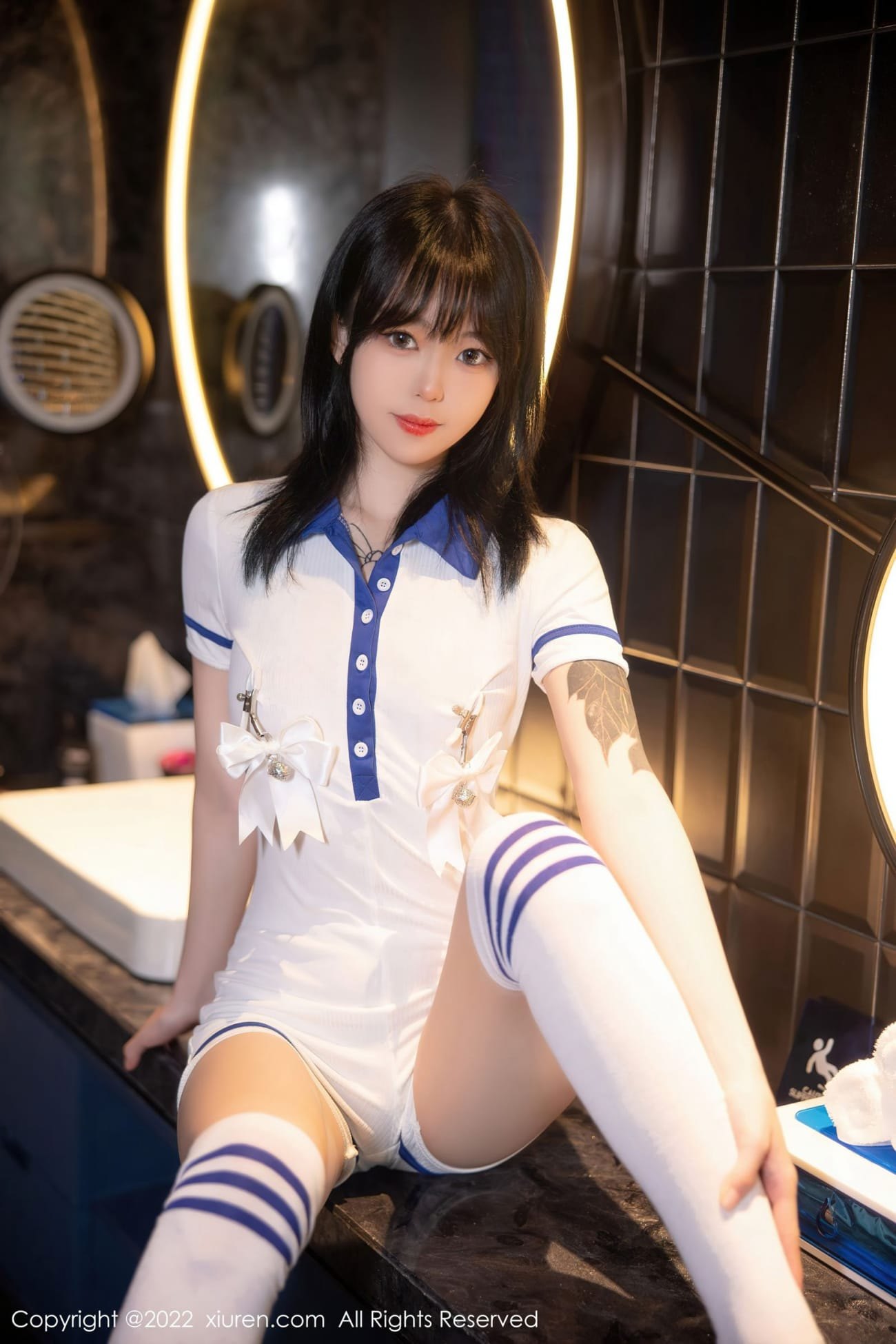 秀人网美女模特小奶瓶呜呜白色水手服饰搭配白色长袜写真