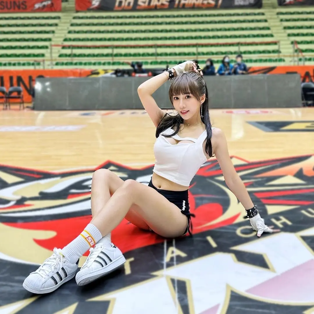 台中太阳啦啦队队长牛奶照片,人如其名真白!