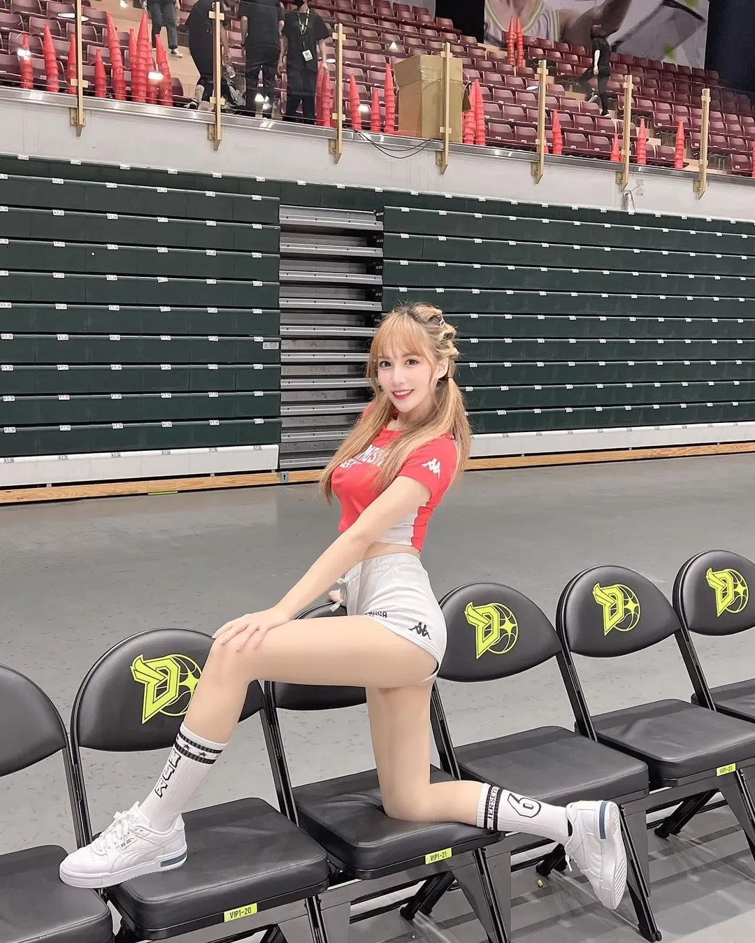 台中太阳啦啦队队长牛奶照片,人如其名真白!