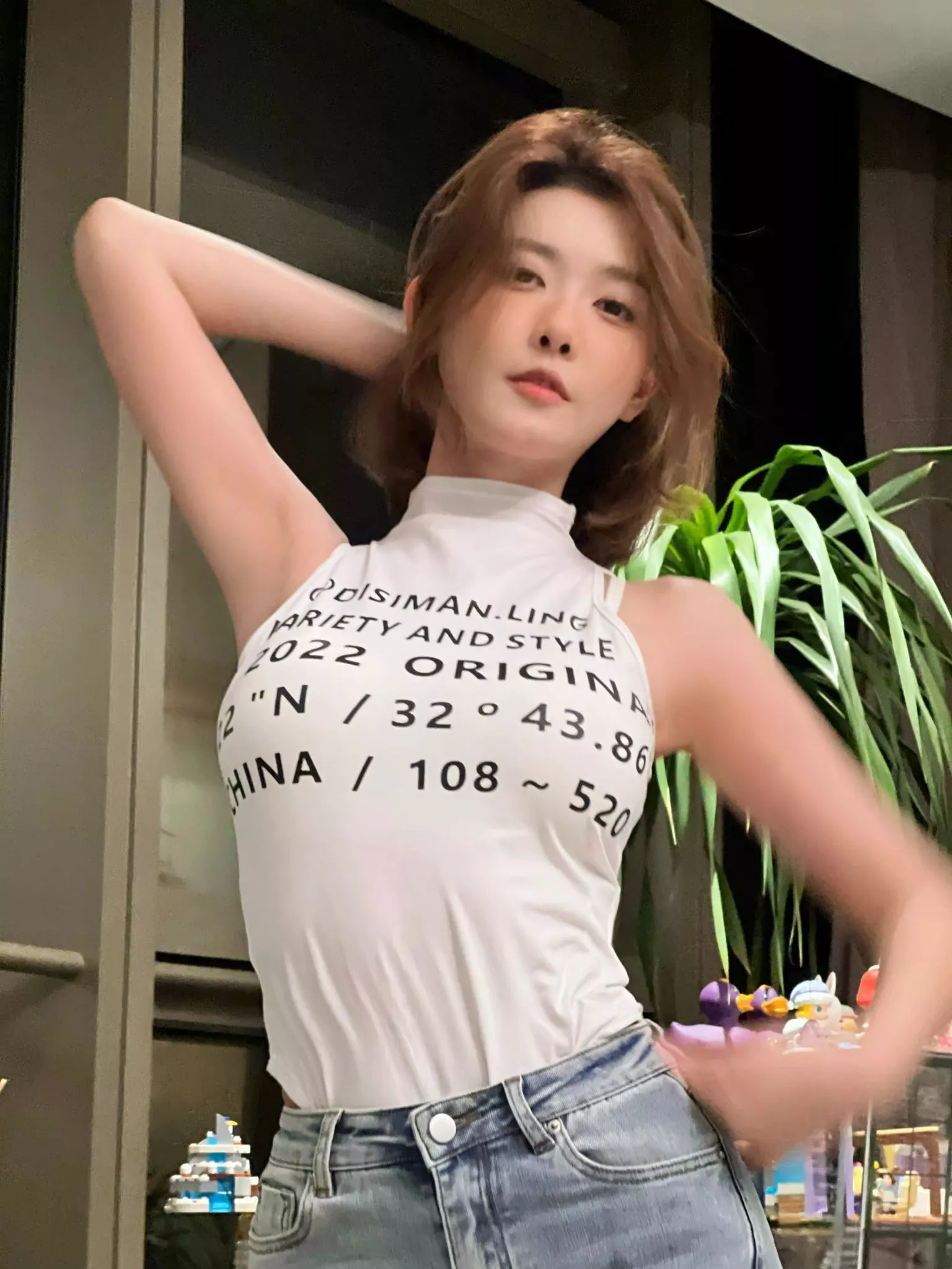 聂小雨继黑色皮衣后又出直播事故瓜