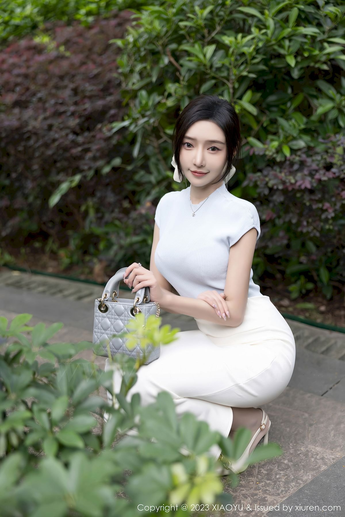 语画界性感女神王馨瑶yanni浅色上衣搭配白色短裙写真