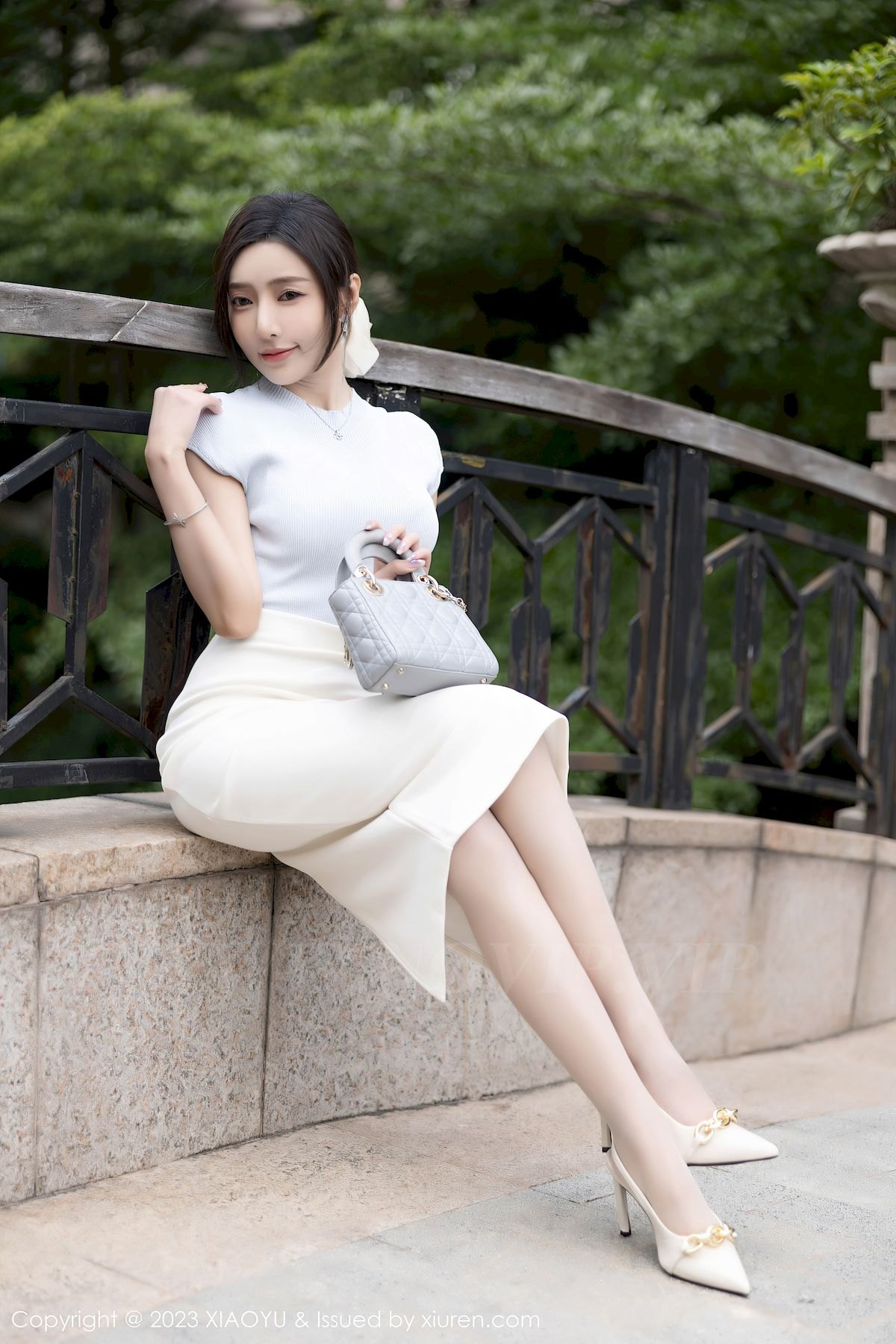 语画界性感女神王馨瑶yanni浅色上衣搭配白色短裙写真