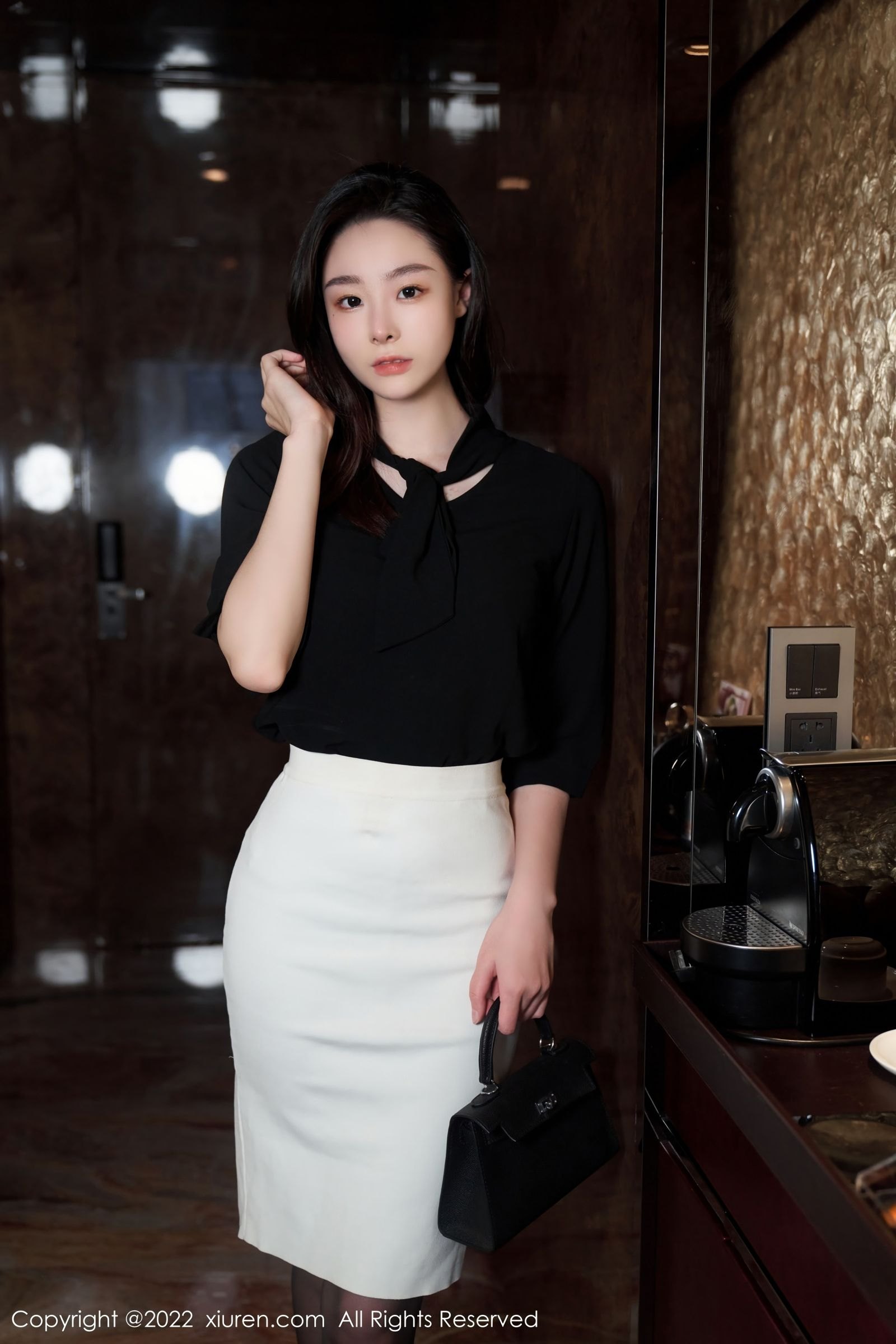 秀人网美女模特逗逗DouDou黑色轻透上衣搭配白色短裙写真