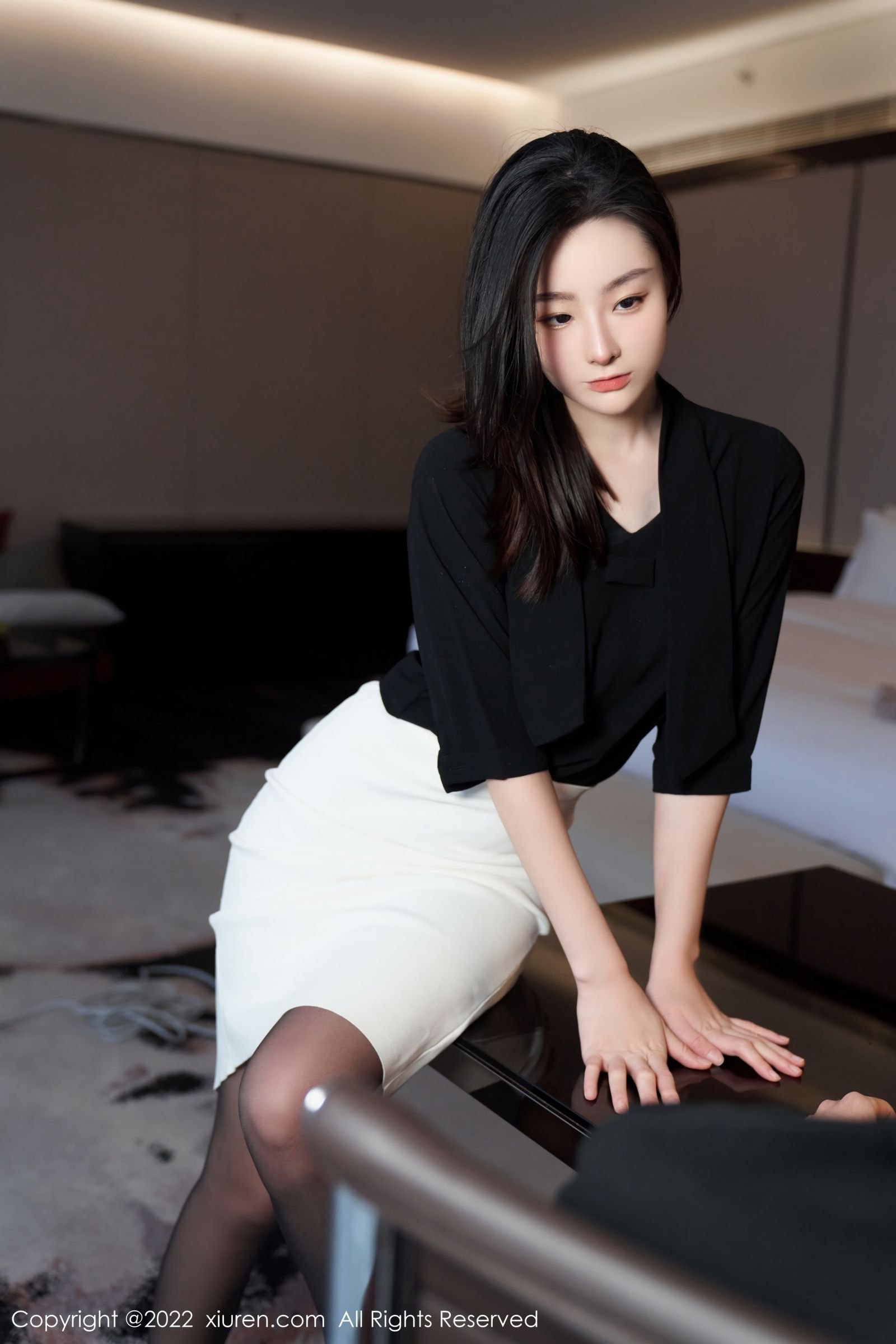 秀人网美女模特逗逗DouDou黑色轻透上衣搭配白色短裙写真