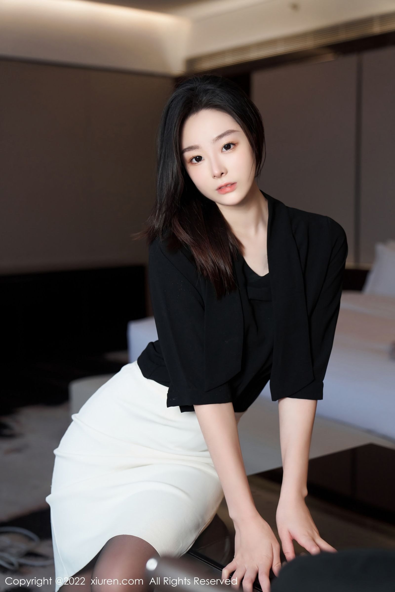 秀人网美女模特逗逗DouDou黑色轻透上衣搭配白色短裙写真