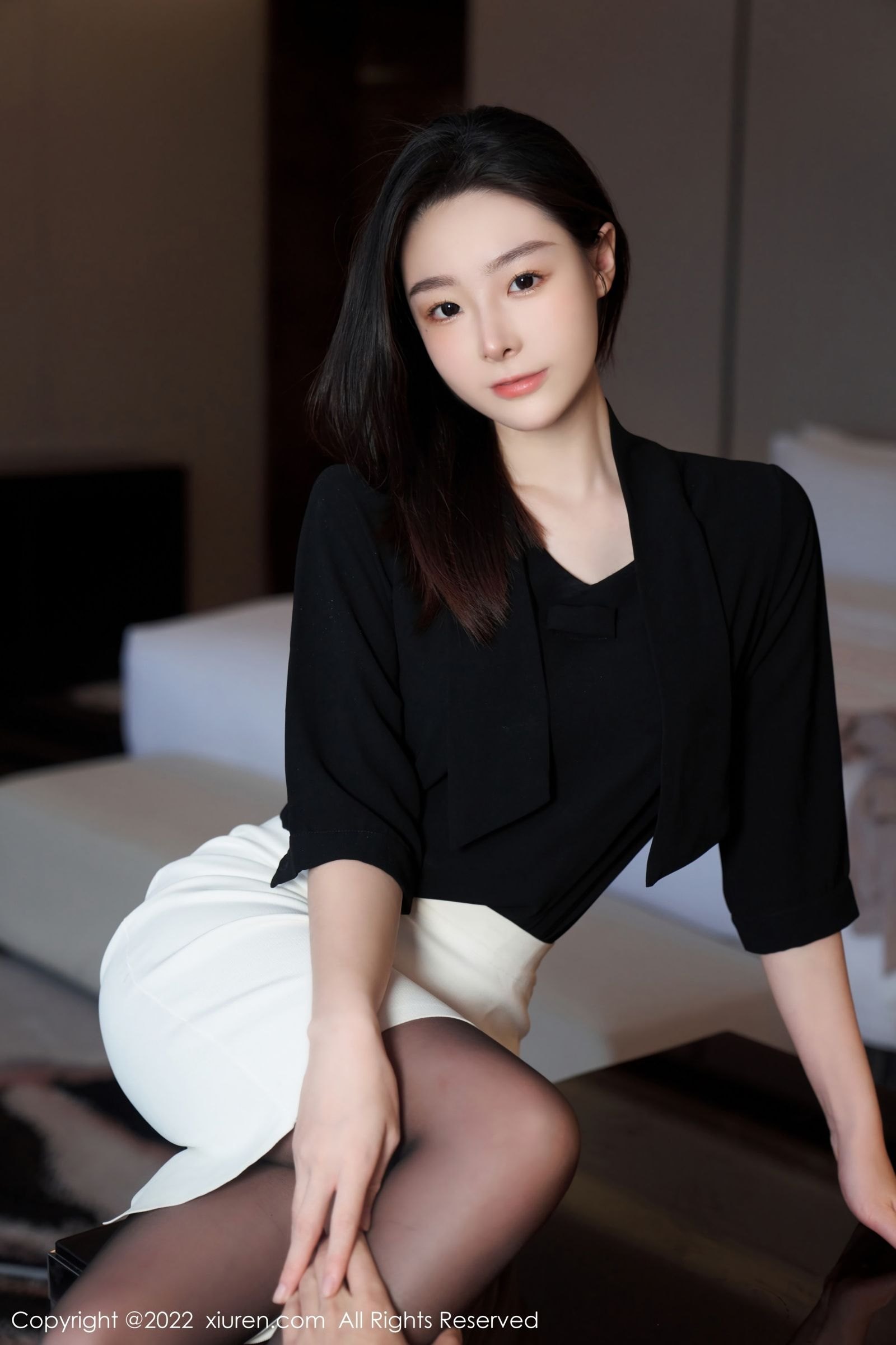 秀人网美女模特逗逗DouDou黑色轻透上衣搭配白色短裙写真