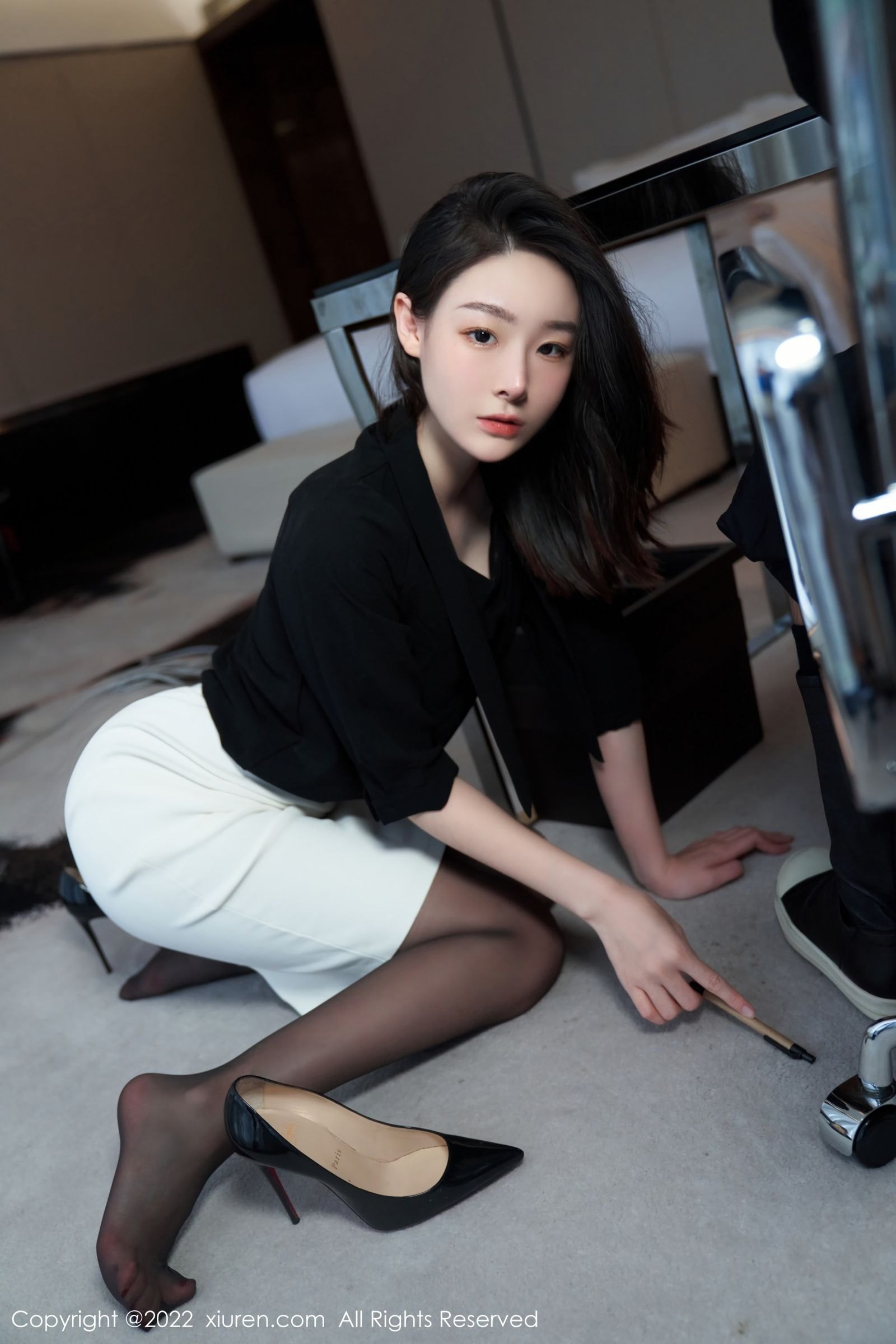 秀人网美女模特逗逗DouDou黑色轻透上衣搭配白色短裙写真